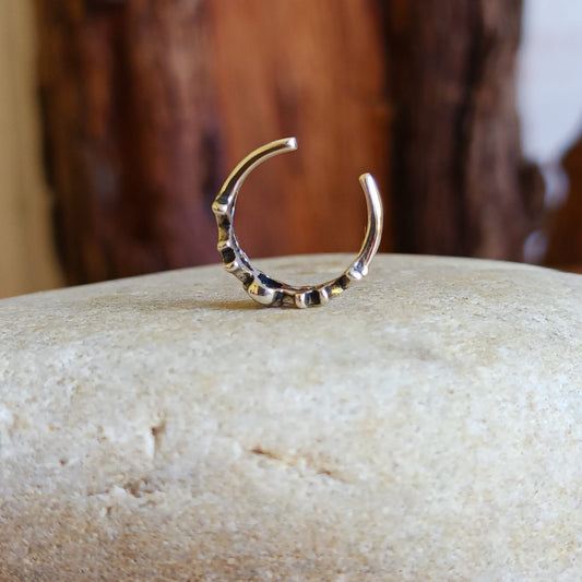 Detailed skull and crossbones 925 silver ear cuff. No piercing is needed to wear, it can be easily adjusted to hug your ear cartilage. Perfect for anyone who doesn't have pierced ears or if you just want to add to your Gothic look.