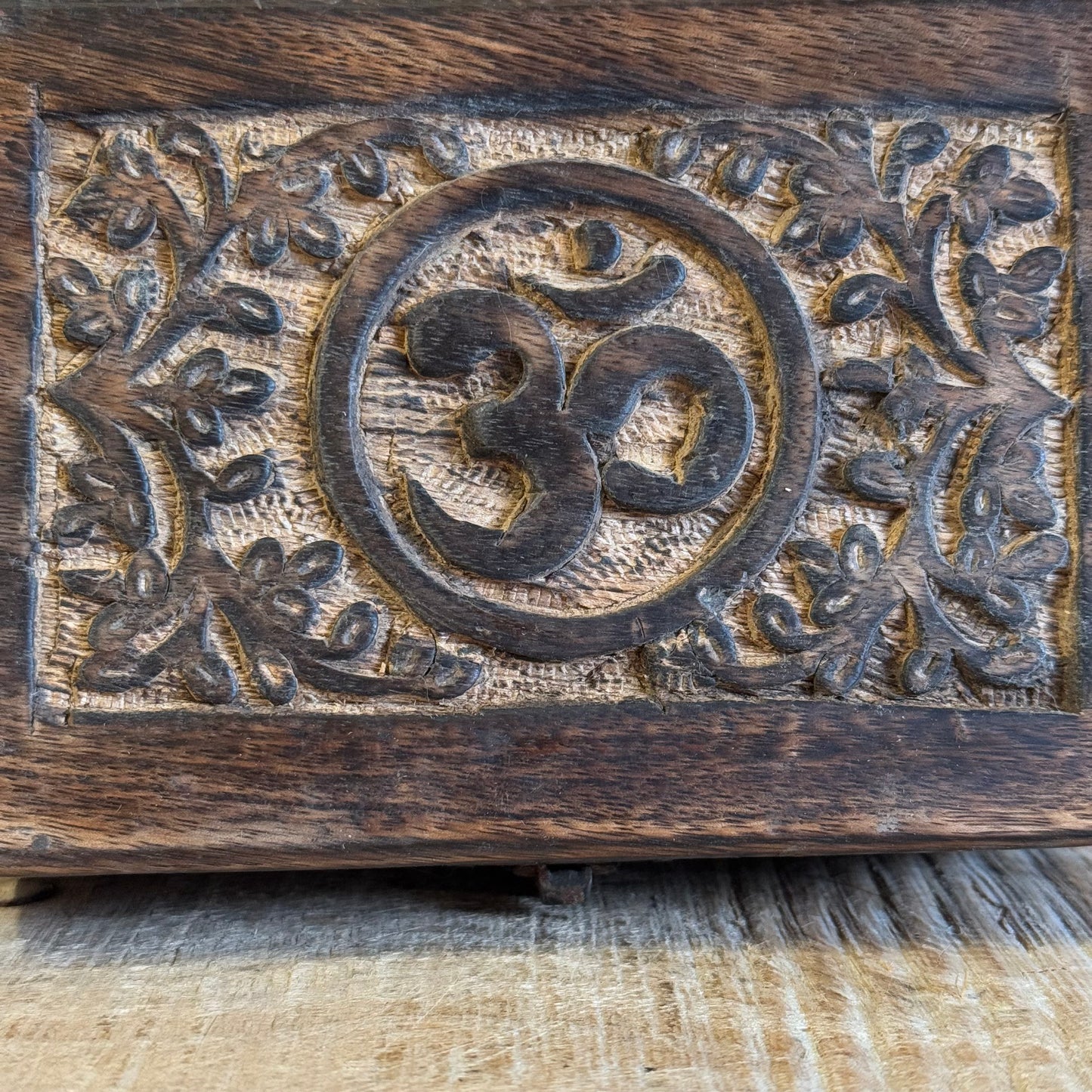A lovely little hand carved Mango wood wooden box Hand carved in India It has a little brass fastening at the front, perfect for keeping your trinkets and keepsakes safe. Discover the beauty of hand carved craftsmanship from India with our Square Wooden Keepsake Box Om. Each box is carefully made from mango wood and features a charming brass fastening at the front. Keep your precious trinkets and keepsakes safe in this sturdy and stylish box.
Size is approx. 15 x 10 x 6 cm
Handmade in India