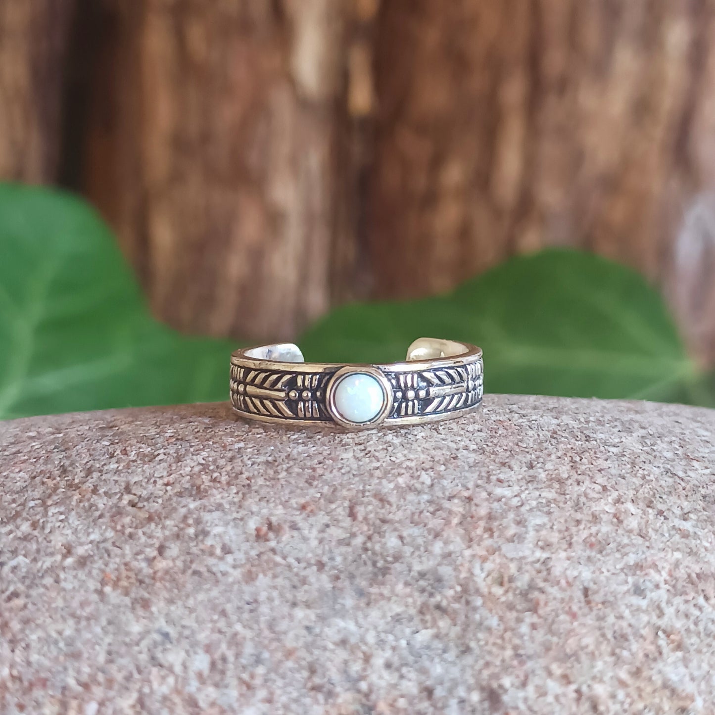 925 Sterling silver Toe Ring with moonstone. Add a little bit of silver to your toes with our solid 925 stamped solid silver toe ring, beautifully presented in a little fabric drawstring pouch made from off cuts from sari materials that would have otherwise been discarded.