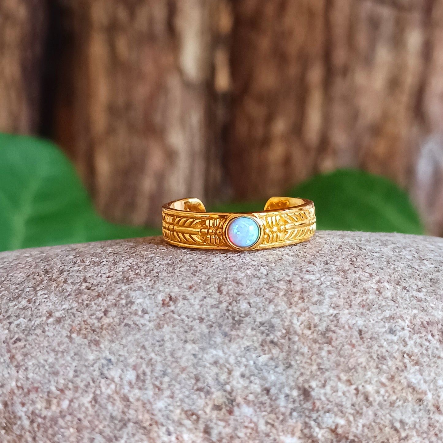 Enhance your toe game with this Gold-plated, 925 sterling silver Navajo Toe Ring featuring an Azure stone. This elegant toe ring, measuring 15mm at its widest point, is the perfect way to add a touch of colour to your toes.