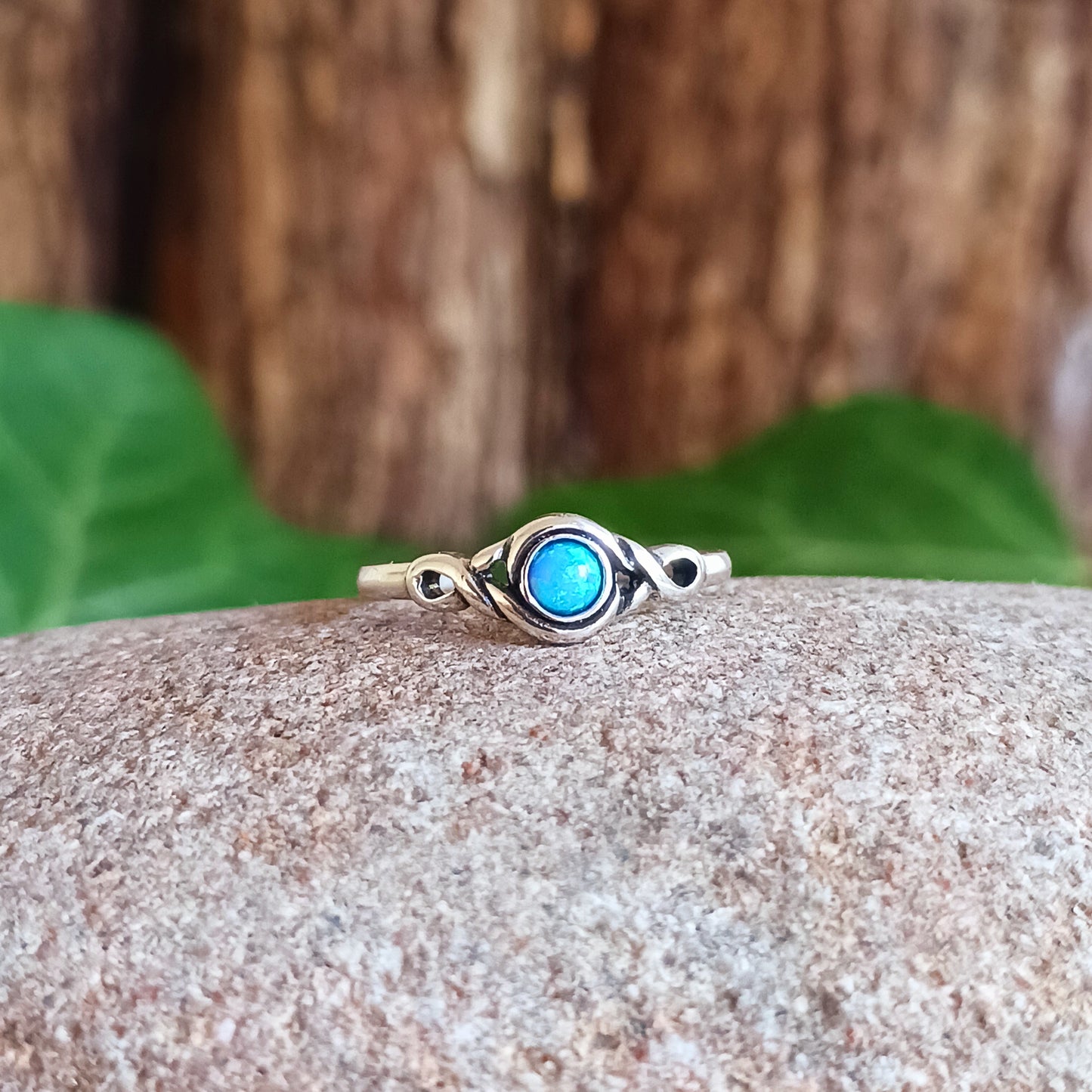 Enhance your toes with a solid 925 stamped silver toe ring, handcrafted from high-quality 925 sterling silver with a stunning blue stone. Delivered in a charming fabric drawstring pouch, made from repurposed sari materials to reduce waste and showcase traditional craftsmanship.