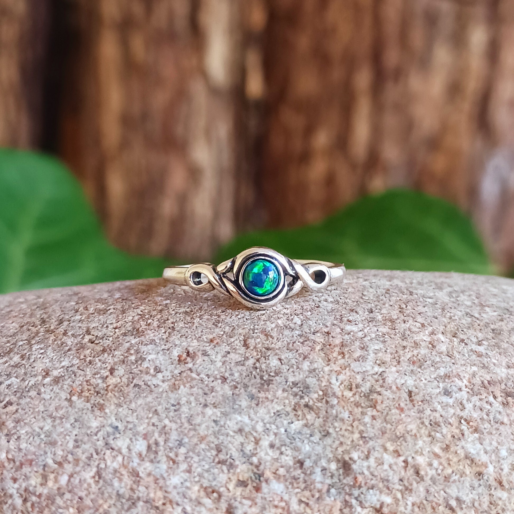925 Sterling silver Toe Ring with dark green Peacock stone. Add a little bit of silver to your toes with our solid 925 stamped solid silver toe ring, beautifully presented in a little fabric drawstring pouch made from off cuts from sari materials that would have otherwise been discarded.