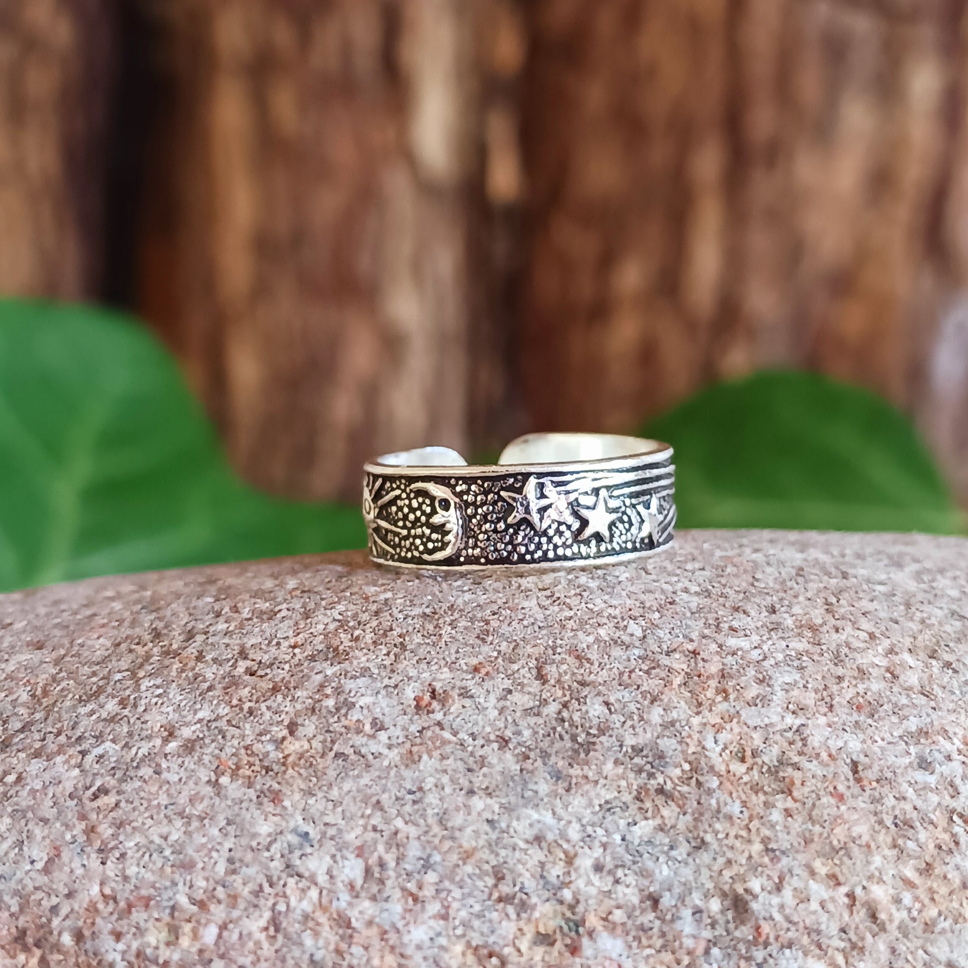 This adjustable toe ring features a stunning silver design inspired by the night sky, including a moon and stars.
