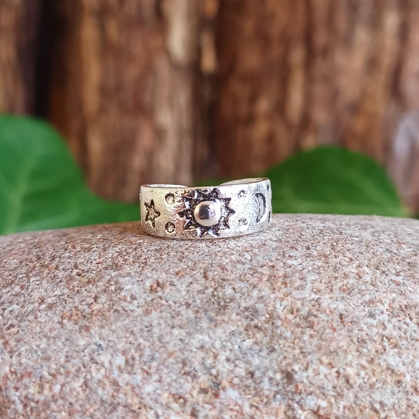 Enhance your toes with this Sun, Moon & Stars silver toe ring, handcrafted from high-quality 925 sterling silver. Delivered in a charming fabric drawstring pouch, made from repurposed sari materials to reduce waste and showcase traditional craftsmanship.