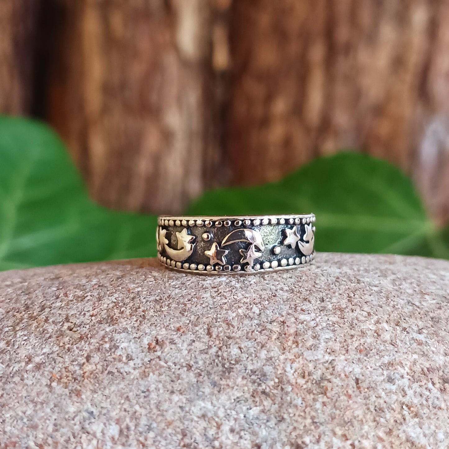 Enhance your toes with this Celestial 925 stamped silver toe ring, handcrafted from high-quality 925 sterling silver. Delivered in a charming fabric drawstring pouch, made from repurposed sari materials to reduce waste and showcase traditional craftsmanship.