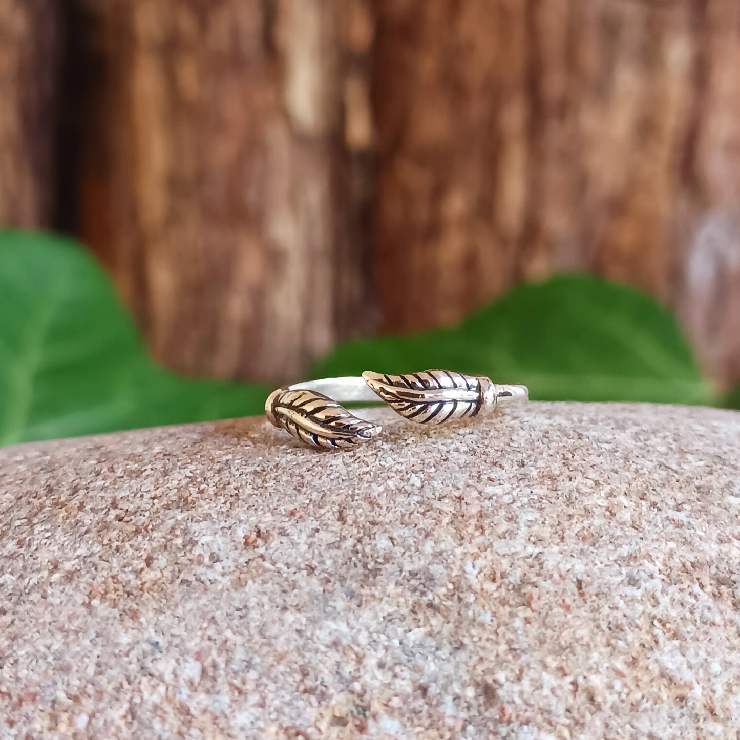 Enhance your toes with this unique leaf design silver toe ring, handcrafted from high-quality 925 sterling silver. Delivered in a charming fabric drawstring pouch, made from repurposed sari materials to reduce waste and showcase traditional craftsmanship.