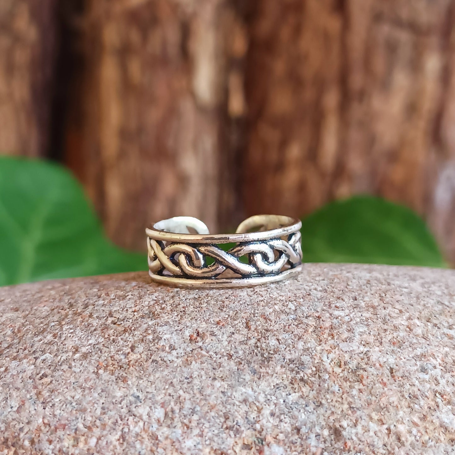 Solid 925 Sterling silver chain Toe Ring, add a little bit of silver to your toes with our solid 925 stamped solid silver toe ring, beautifully presented in a little fabric drawstring pouch made from off cuts from sari materials that would have otherwise been discarded.