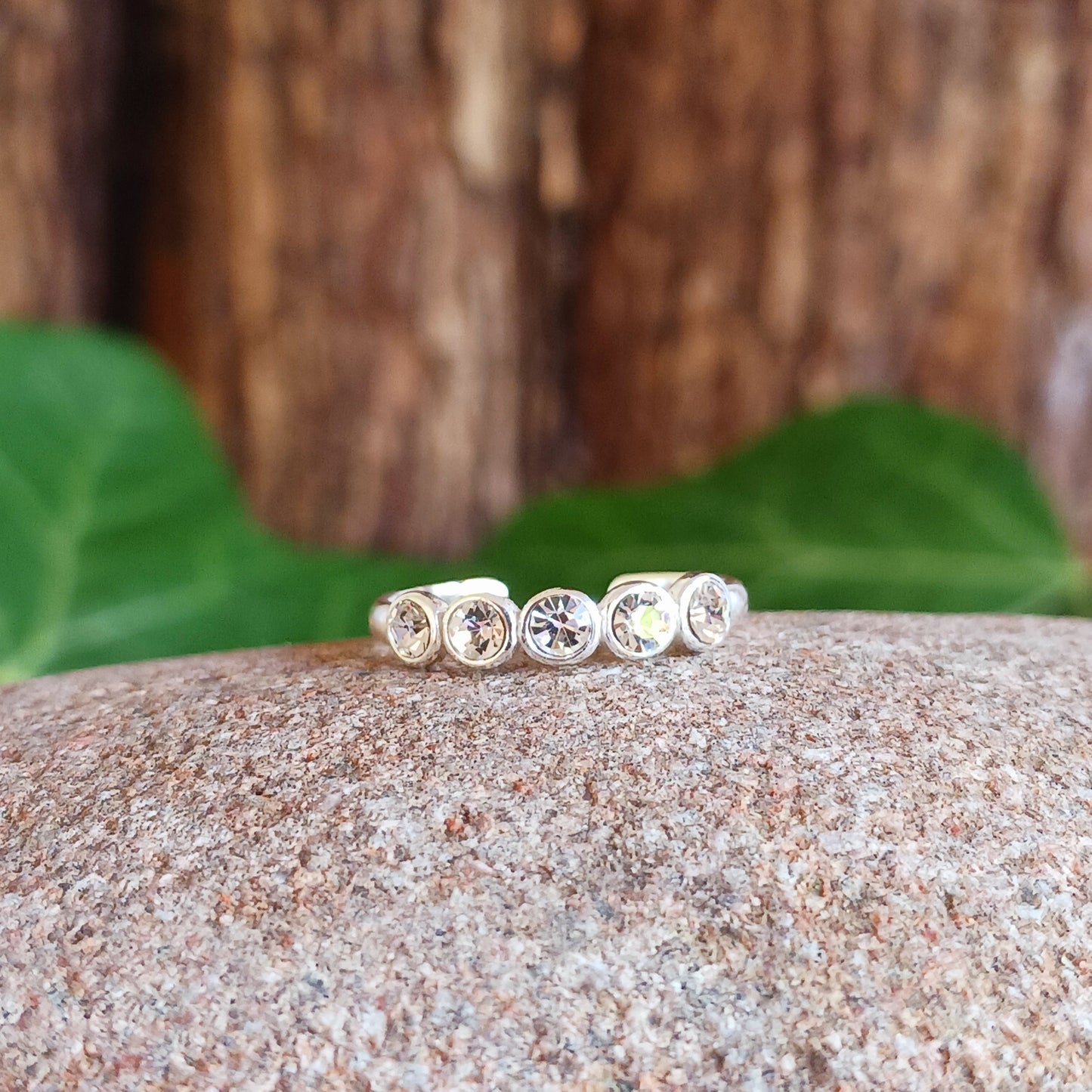 Add a little bit of silver to your toes with our solid 925 stamped solid silver 5 crystal toe ring. The ring is presented in a little fabric drawstring pouch made from off cuts from sari materials that would have otherwise been discarded.