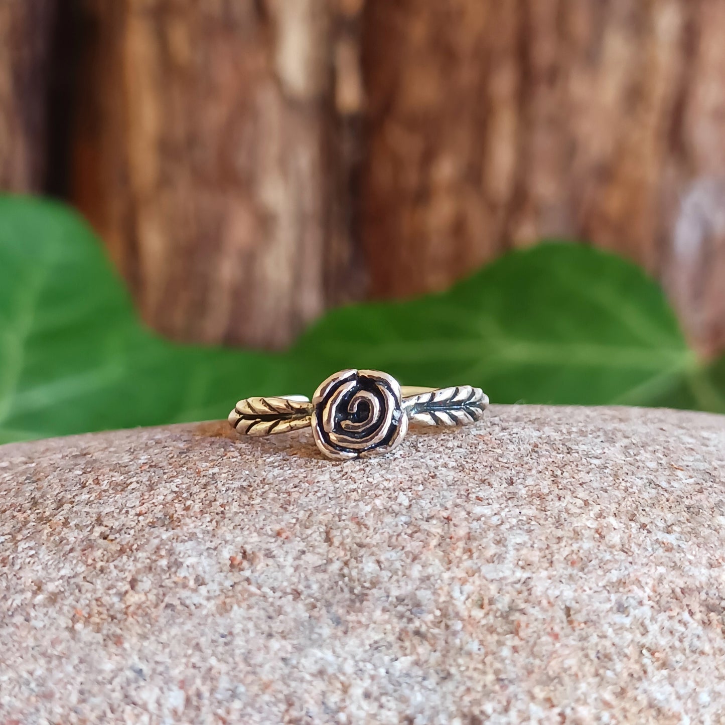 Add a little bit of silver to your toes with our Black Rose 925 Sterling silver Toe Ring, beautifully presented in a little black Gothic fabric drawstring pouch.