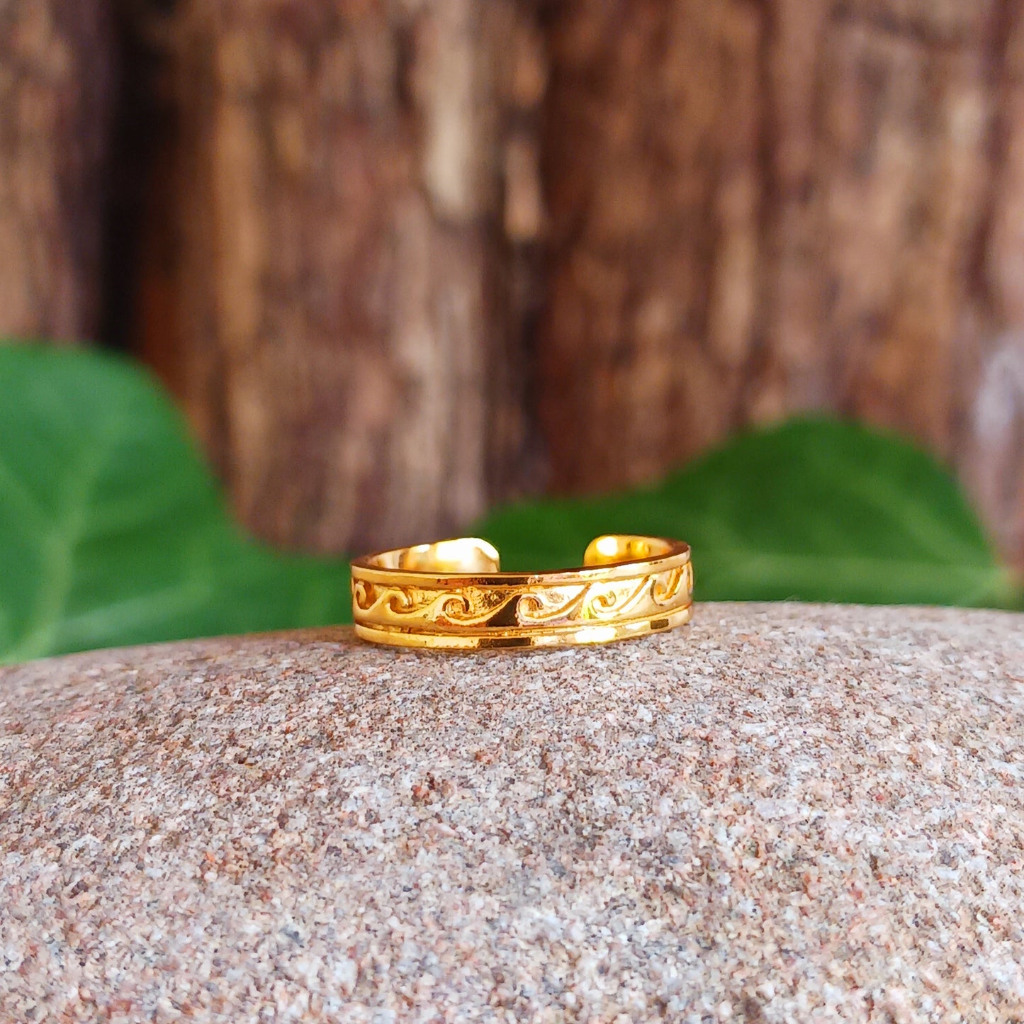 Gold plated, 925 sterling silver Wave design Toe Ring. Add a little bit of colour to your toes with this lovely toe ring, beautifully presented in a little fabric drawstring pouch made from off cuts from sari materials that would have otherwise been discarded.