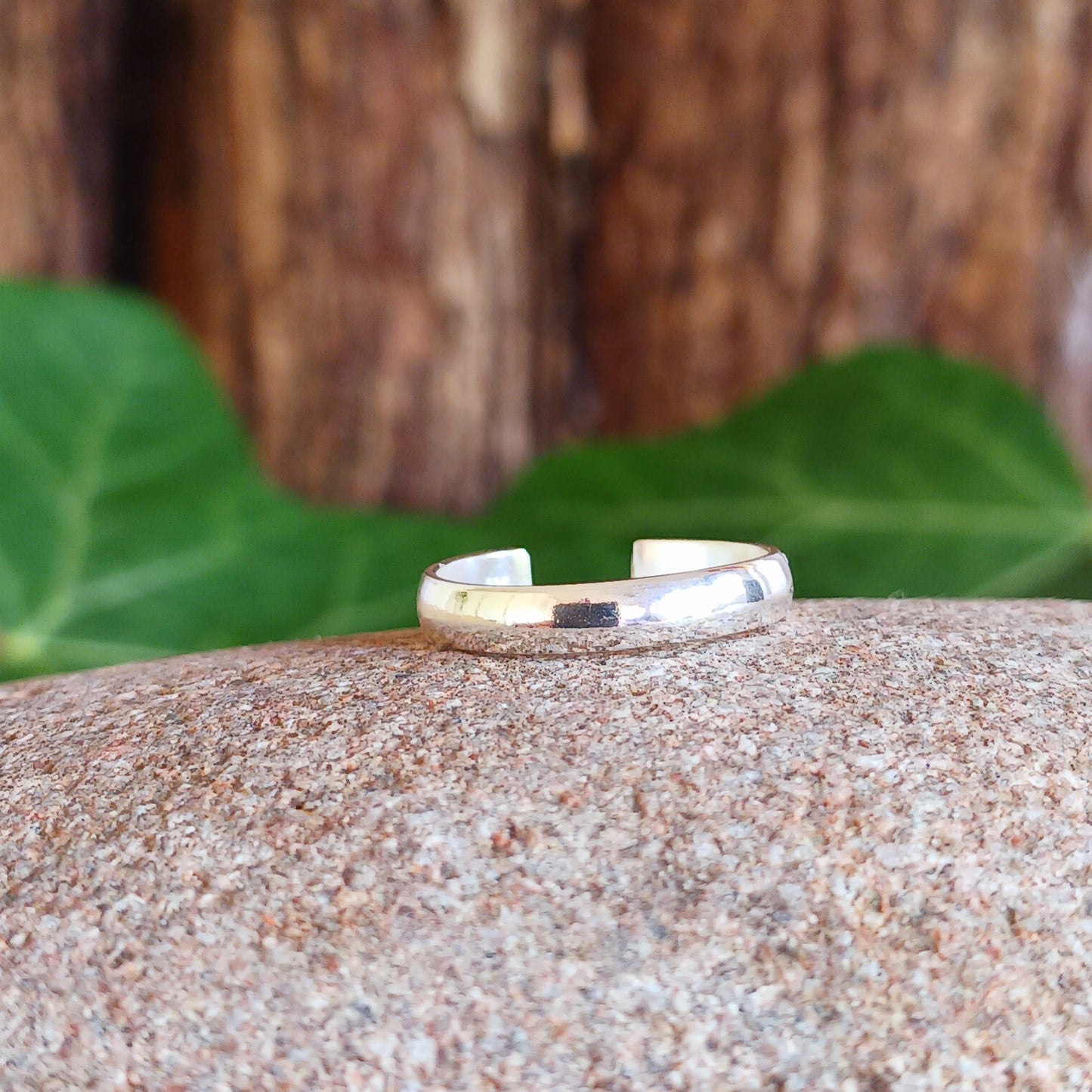 Enhance your toes with a solid 925 stamped silver toe ring, handcrafted from high-quality 925 sterling silver. Delivered in a charming fabric drawstring pouch, made from repurposed sari materials to reduce waste and showcase traditional craftsmanship.