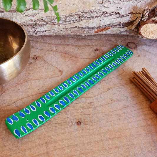 A classic shaped incense holder handmade from sustainable mango wood and hand painted in colourful Indian Truck Art designs.  It has a single end incense stick holder at one end.  A lovely ornamental piece of Indian décor and a nice gift item.