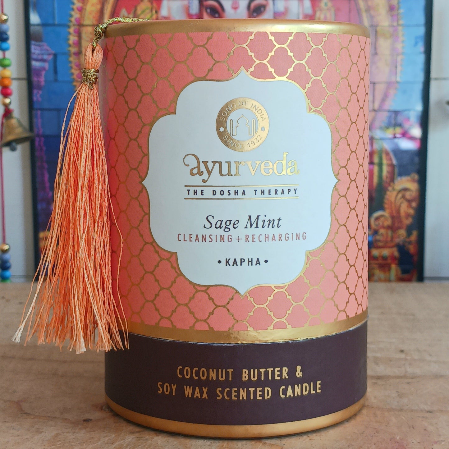 yurvedic scented candle made from luxurious coconut butter and soy wax, scented with the finest essential oils. This earthy blend of holy sage cleanses the surroundings, while the cooling properties of mint leaves keep you charged and invigorated all day. Fits best to people with kapha dosha.