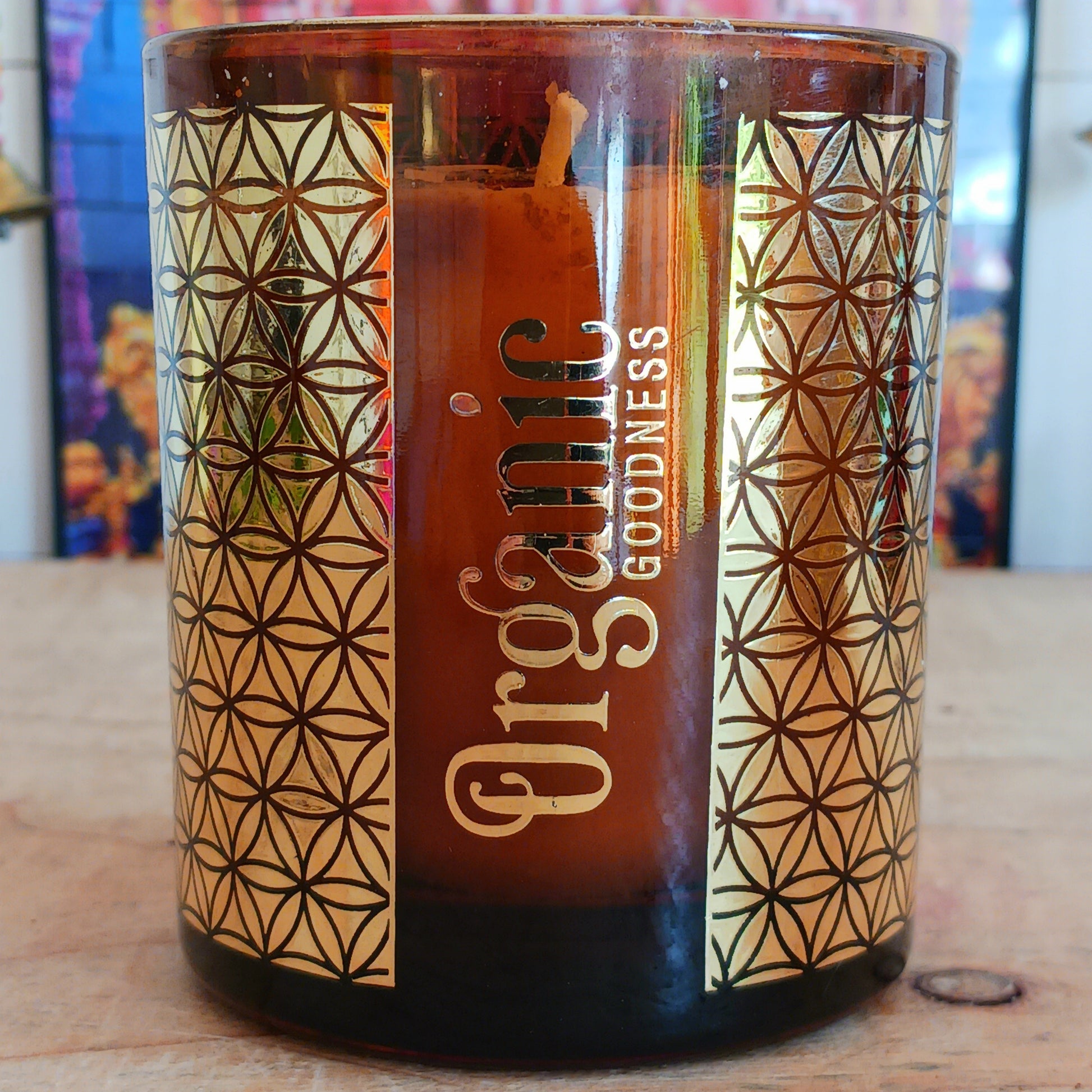 Song of India Organic Goodness soy wax candle, infused with natural smudge herbs and essential oils.  With the purifying and comforting aroma's of palo santo and cedarwood.
Hand poured in a decorative glass jar with flower of life pattern.