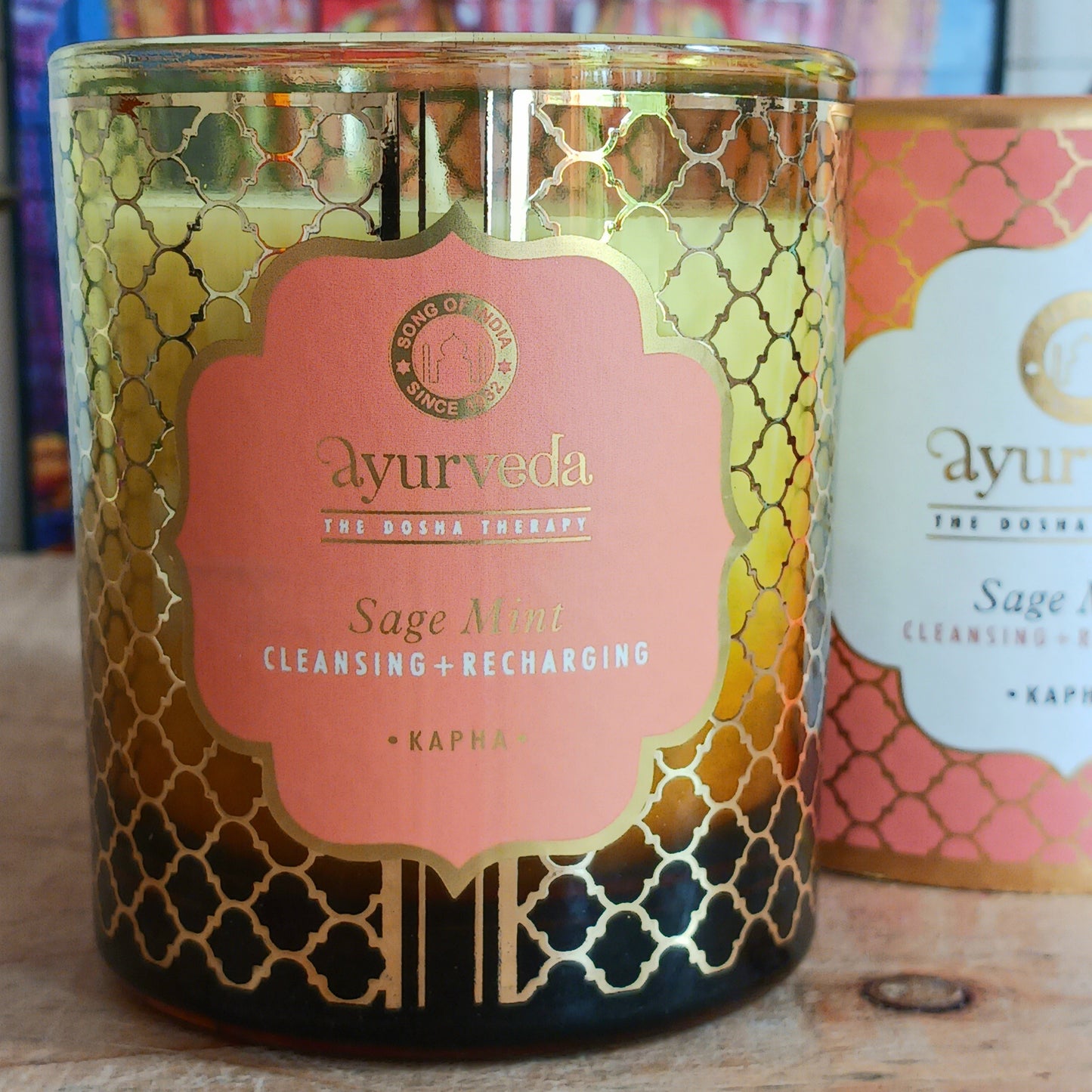 yurvedic scented candle made from luxurious coconut butter and soy wax, scented with the finest essential oils. This earthy blend of holy sage cleanses the surroundings, while the cooling properties of mint leaves keep you charged and invigorated all day. Fits best to people with kapha dosha.