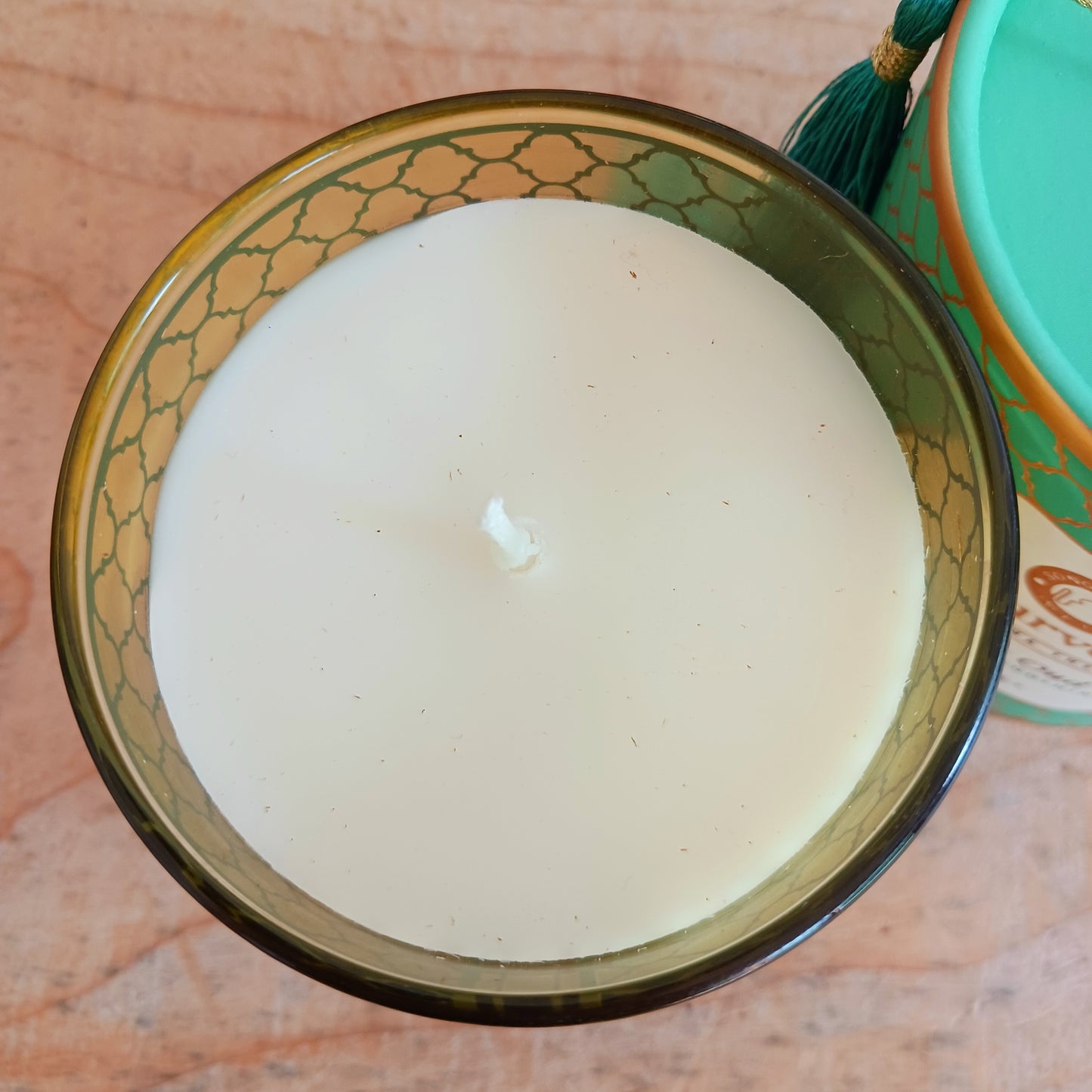 Ayurvedic scented candle made from luxurious coconut butter and soy wax, scented with the finest essential oils. The sophisticated and cooling aqua notes combine perfectly with the irresistible warm and soothing fragrance of Assam agarwood oil. This is a must-have candle for pitta dosha.