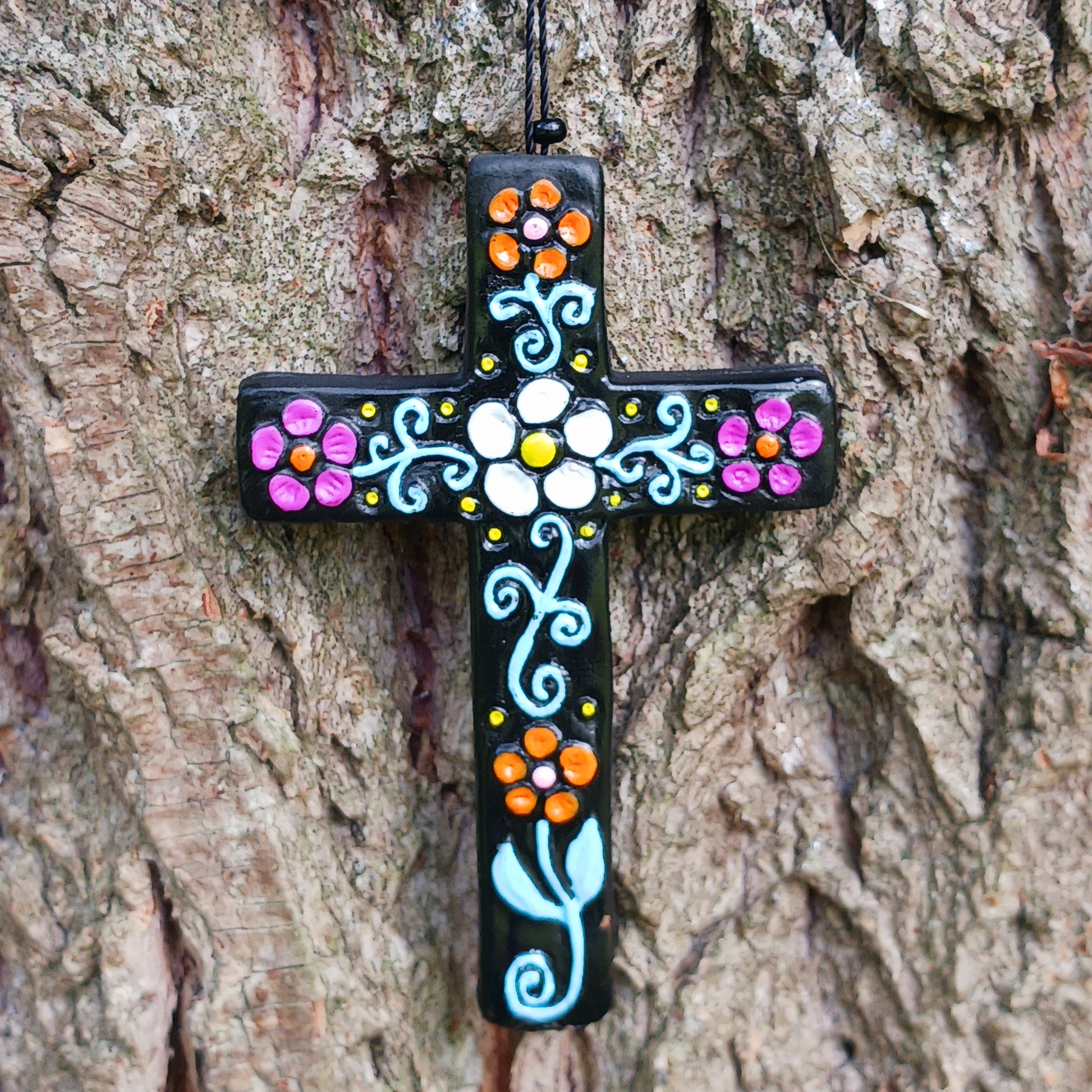 These pretty ceramic decorative crosses come in an assortment of colours with hand painted floral patterns of a traditional Peruvian style.
