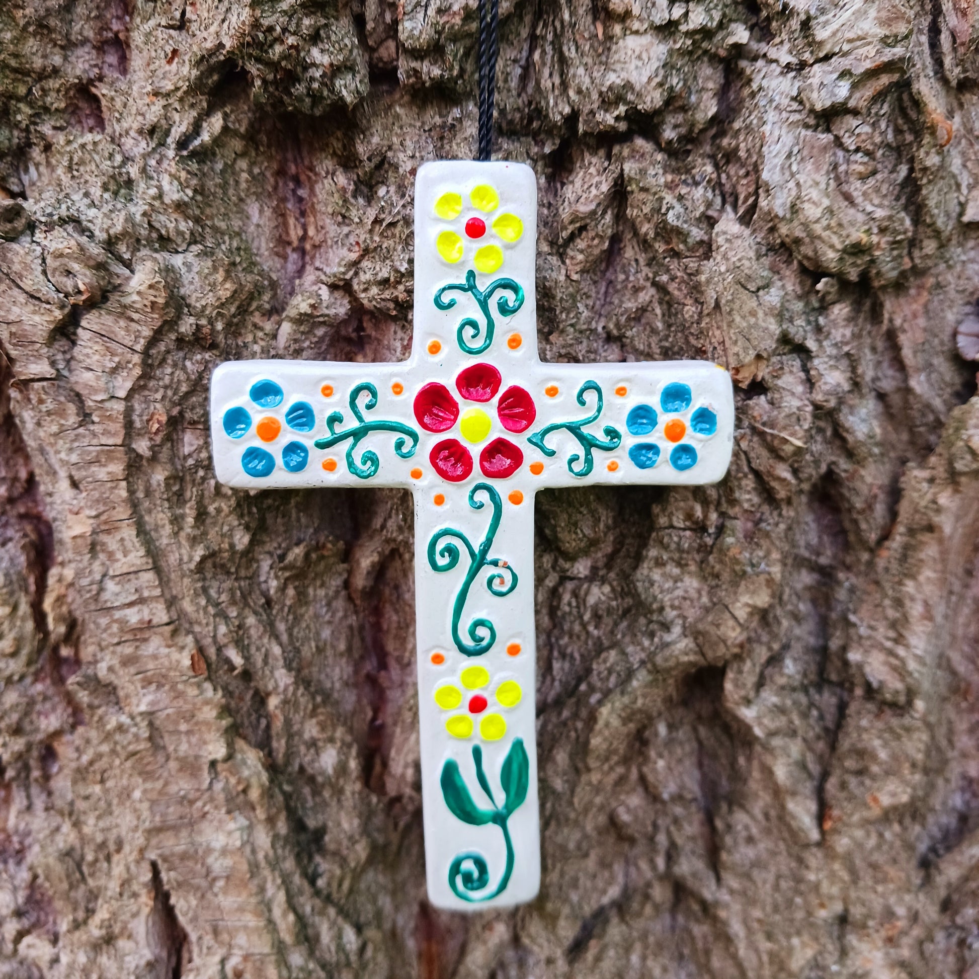 These pretty ceramic decorative crosses come in an assortment of colours with hand painted floral patterns of a traditional Peruvian style.  Each has a hanging loop allowing them to be hung at windows, on doors or as alternative Christmas tree decorations.