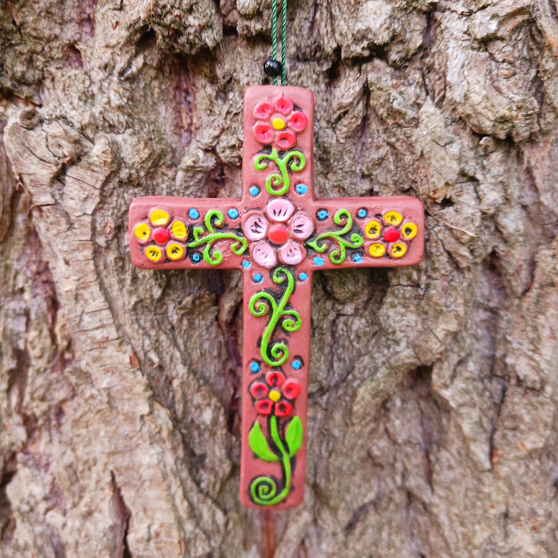 These pretty ceramic decorative crosses come in an assortment of colours with hand painted floral patterns of a traditional Peruvian style.  Each has a hanging loop allowing them to be hung at windows, on doors or as alternative Christmas tree decorations.