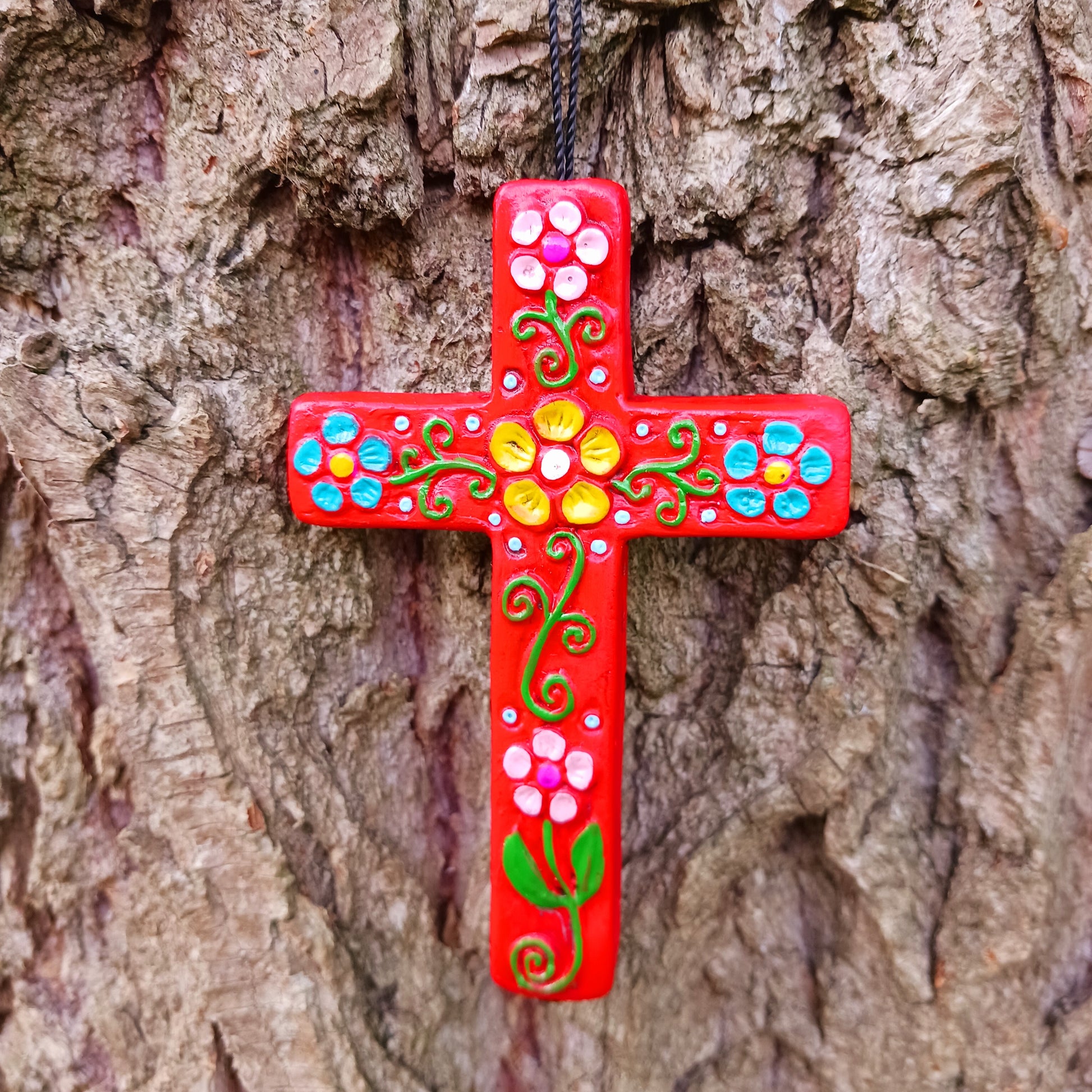 These pretty ceramic decorative crosses come in an assortment of colours with hand painted floral patterns of a traditional Peruvian style.  Each has a hanging loop allowing them to be hung at windows, on doors or as alternative Christmas tree decorations.