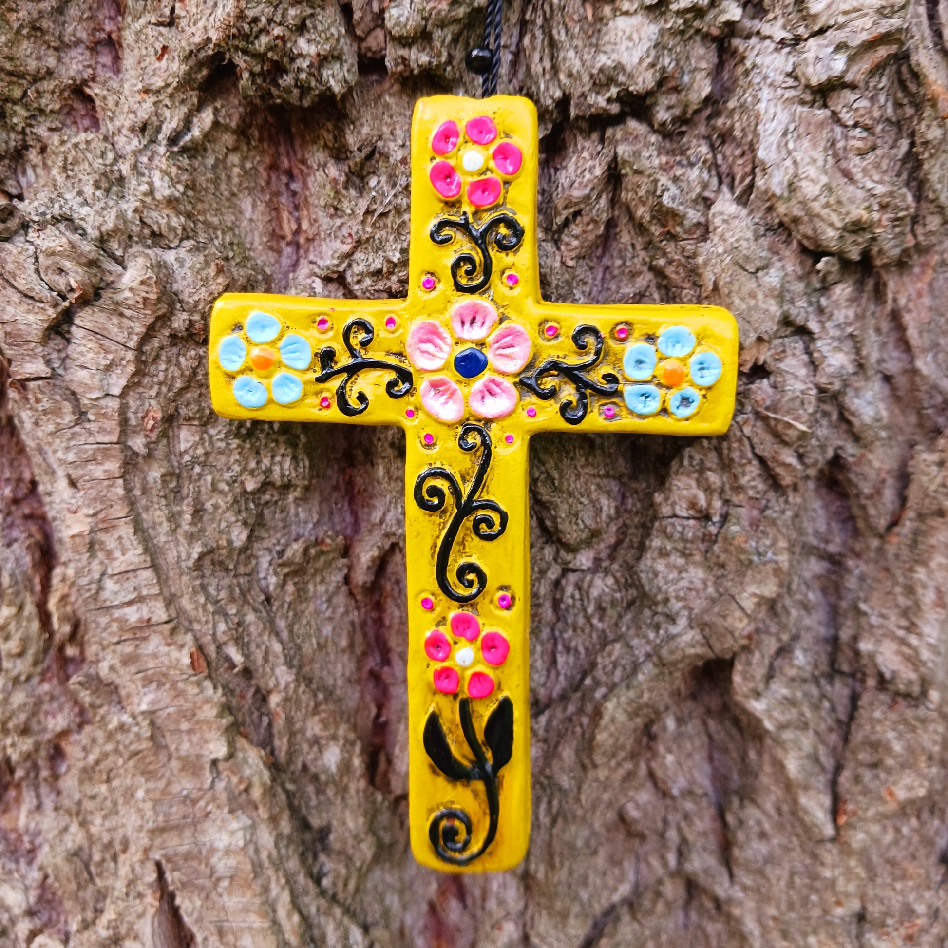 These pretty ceramic decorative crosses come in an assortment of colours with hand painted floral patterns of a traditional Peruvian style.  Each has a hanging loop allowing them to be hung at windows, on doors or as alternative Christmas tree decorations.