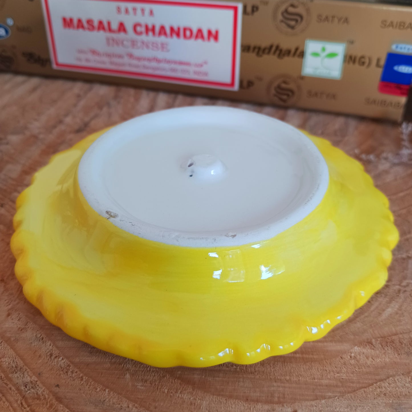 Refresh your senses with this pretty ceramic incense holder shaped like a classic sunflower. Bright and cheerful, this ceramic holder will look charming on a side table or nightstand while catching falling ash.