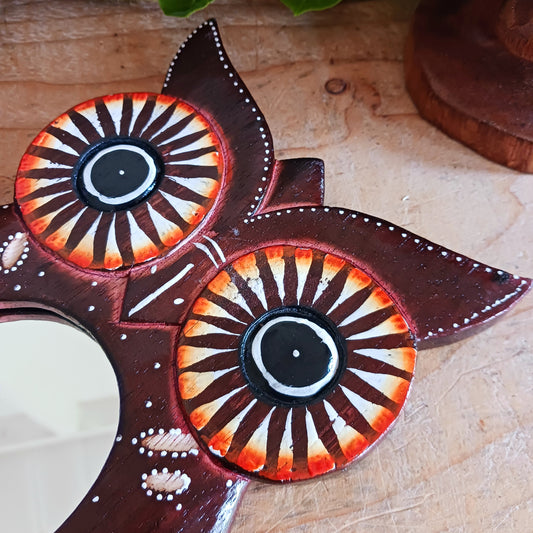 This beautiful handcrafted mirror depicts an owl with gorgeous detailing. This cheeky owl will make a delightful addition to your home, or an ideal gift for family or friends.