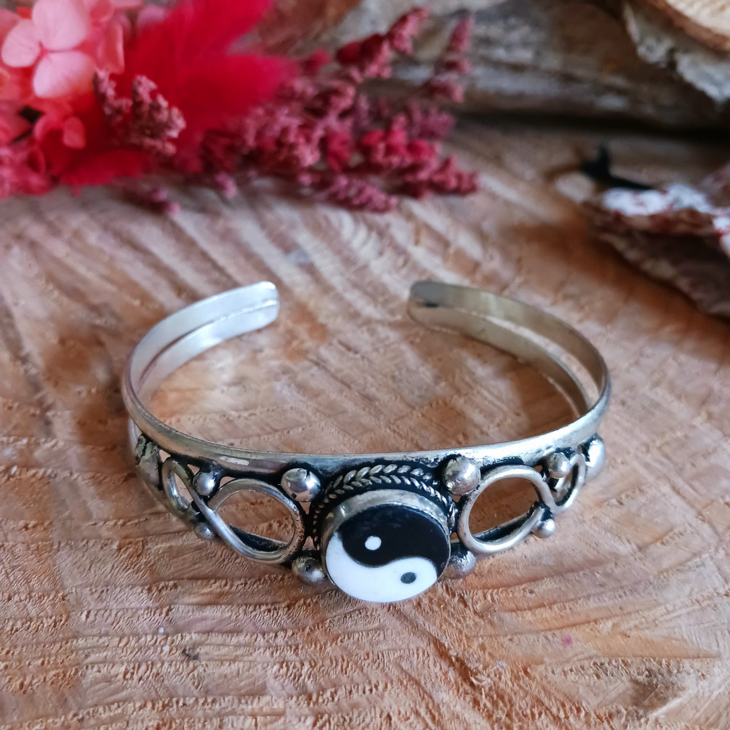 Handmade in Nepal, this white metal Yin Yang bracelet has been carefully hand crafted in local Nepalese workshops by skilled artisans. Each piece is individual its presented in a hand made traditional pouch.