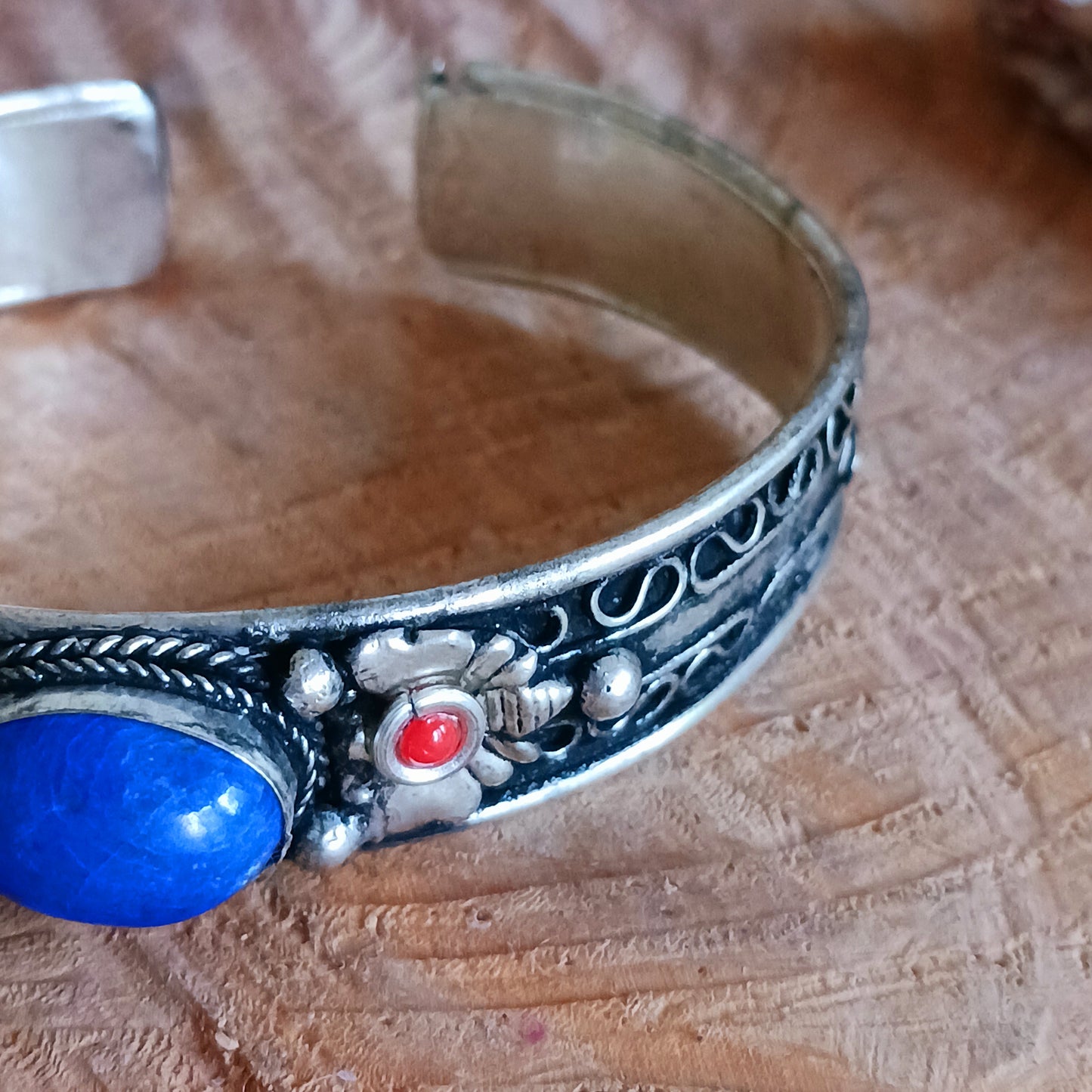 These beautifully made Nepalese white metal bangles feature a single Lapis stone flanked by two drop beads. Each bangle is soft enough to be adjusted to fit all wrist sizes.