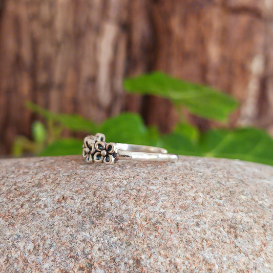 Enhance your toes with this beautiful daisy 925 stamped silver toe ring, handcrafted from high-quality 925 sterling silver. Delivered in a charming fabric drawstring pouch, made from repurposed sari materials to reduce waste and showcase traditional craftsmanship.
