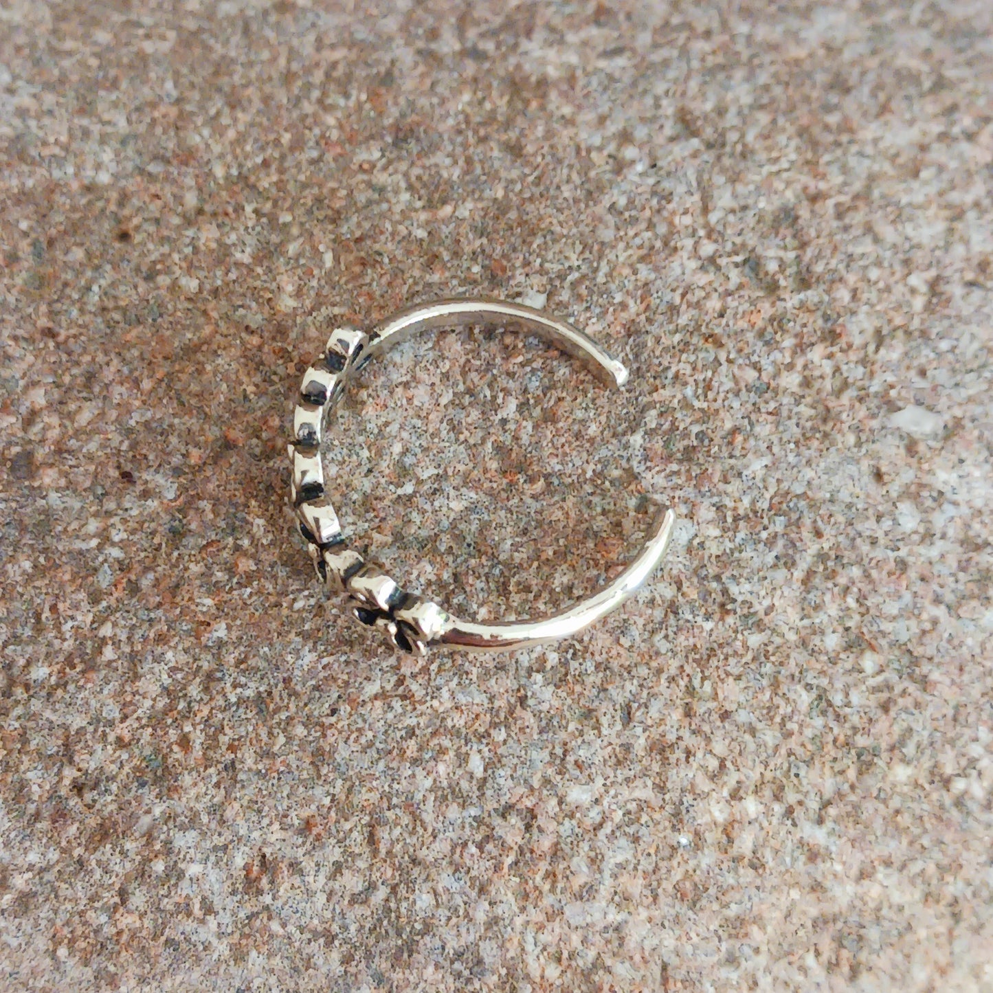 Enhance your toes with this beautiful daisy 925 stamped silver toe ring, handcrafted from high-quality 925 sterling silver. Delivered in a charming fabric drawstring pouch, made from repurposed sari materials to reduce waste and showcase traditional craftsmanship.