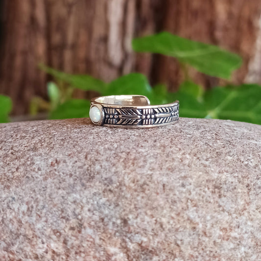 Enhance your toes with a solid 925 silver Navajo toe ring, handcrafted from high-quality 925 sterling silver. Delivered in a charming fabric drawstring pouch, made from repurposed sari materials to reduce waste and showcase traditional craftsmanship.