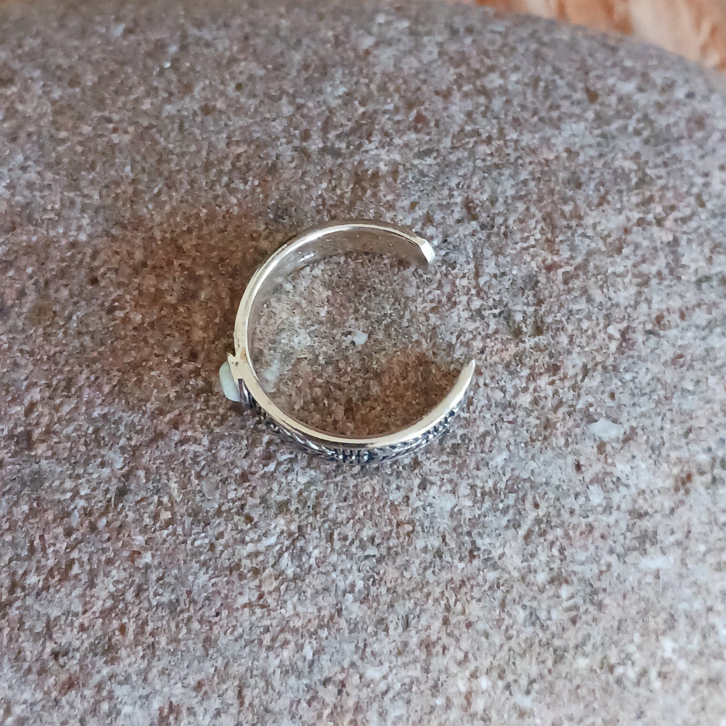 Enhance your toes with a solid 925 silver Navajo toe ring, handcrafted from high-quality 925 sterling silver. Delivered in a charming fabric drawstring pouch, made from repurposed sari materials to reduce waste and showcase traditional craftsmanship.