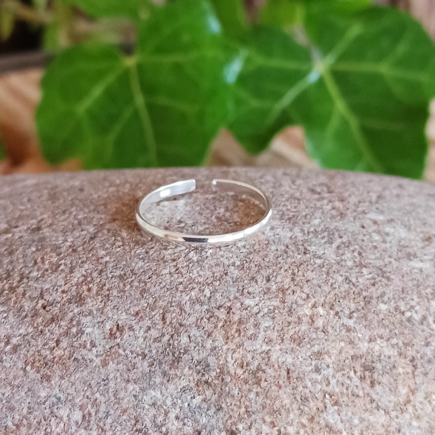 Enhance your toes with this dainty 925 fine silver toe ring, handcrafted from high-quality 925 sterling silver. Delivered in a charming fabric drawstring pouch, made from repurposed sari materials to reduce waste and showcase traditional craftsmanship.