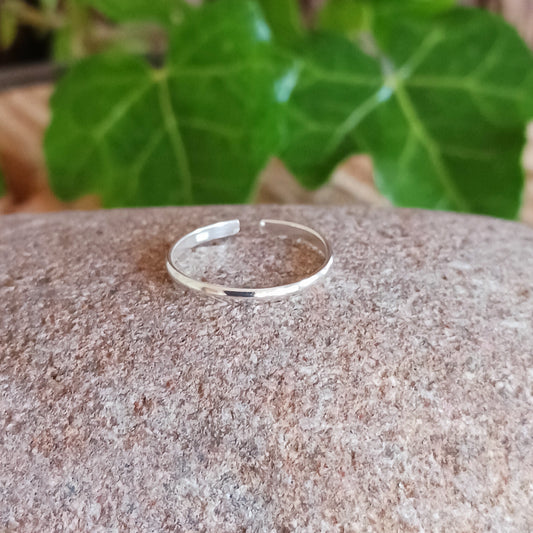 Enhance your toes with this dainty 925 fine silver toe ring, handcrafted from high-quality 925 sterling silver. Delivered in a charming fabric drawstring pouch, made from repurposed sari materials to reduce waste and showcase traditional craftsmanship.