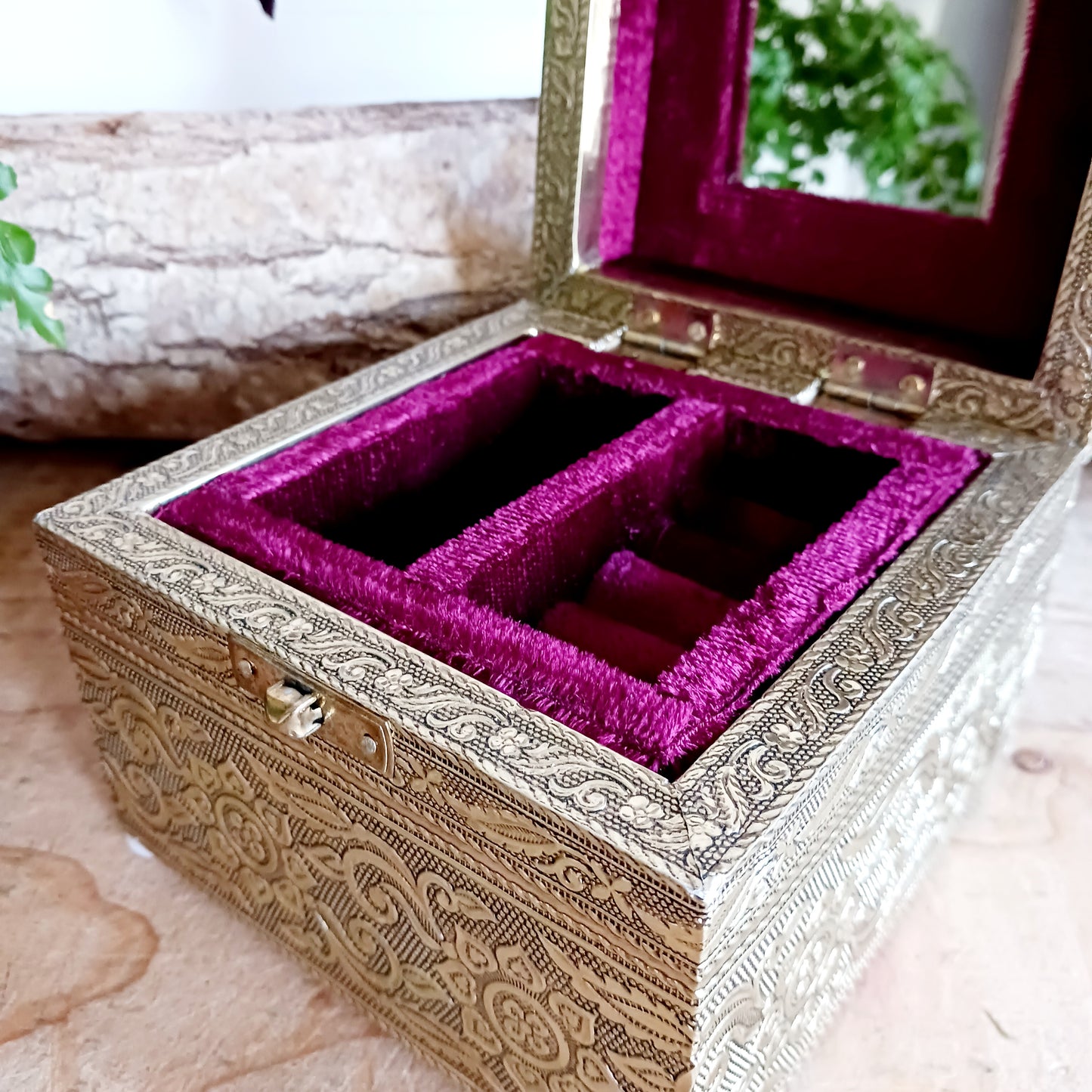 This beautiful jewellery box features an appealing floral pattern. A classic, this timeless and beautifully embossed jewellery box is embossed with a champagne gold finish. The box is fully lined in red cotton velvet and features a handy lift out ring tray to complete an extra special gift.