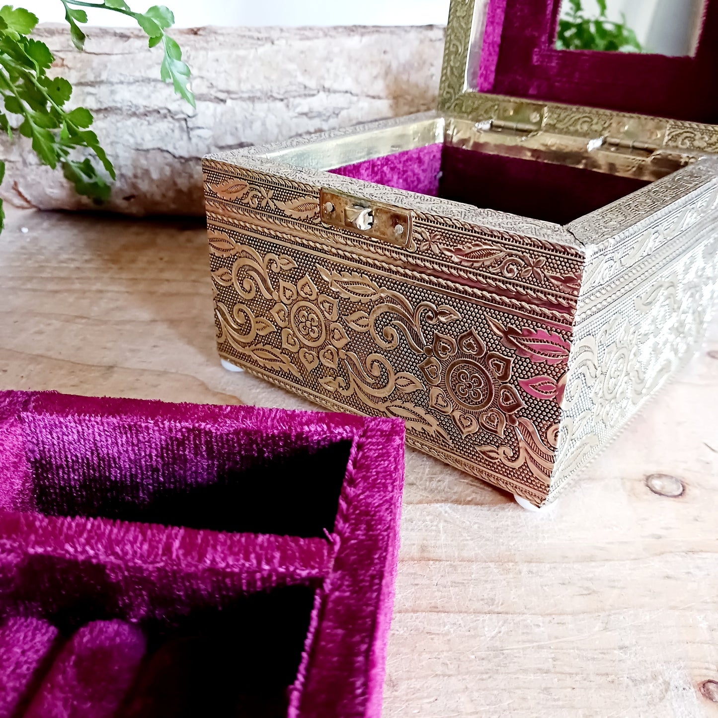 This beautiful jewellery box features an appealing floral pattern. A classic, this timeless and beautifully embossed jewellery box is embossed with a champagne gold finish. The box is fully lined in red cotton velvet and features a handy lift out ring tray to complete an extra special gift.