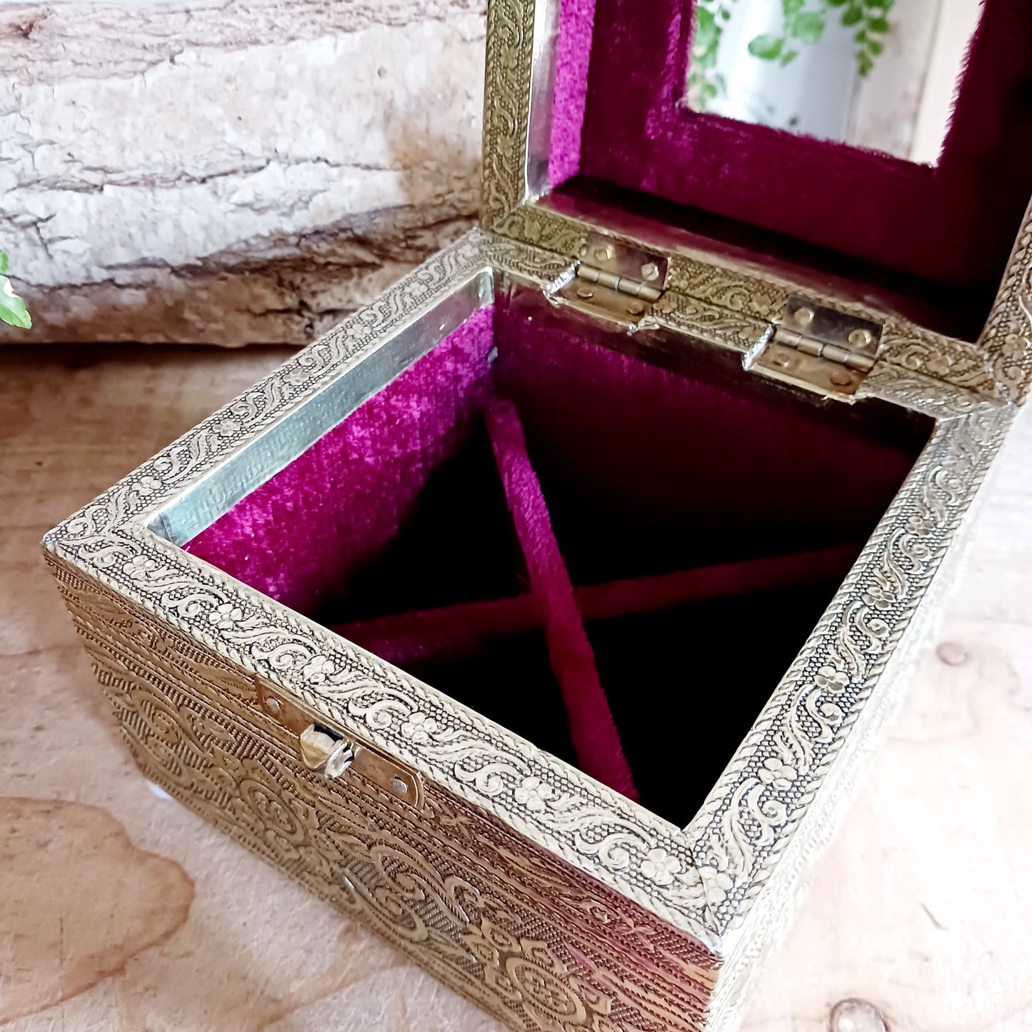 This beautiful jewellery box features an appealing floral pattern. A classic, this timeless and beautifully embossed jewellery box is embossed with a champagne gold finish. The box is fully lined in red cotton velvet and features a handy lift out ring tray to complete an extra special gift.