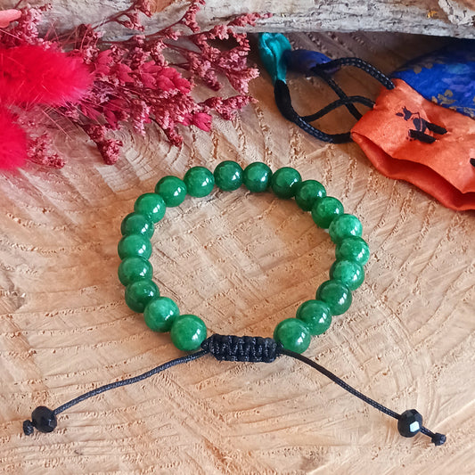 Closely associated with the heart chakra, jade promotes feelings of love, compassion, and self-love, connecting us to our higher selves and fostering a sense of unity with the world around us. Its spiritual properties also include confidence, acceptance, health, and the ability to resolve emotional or spiritual issues.