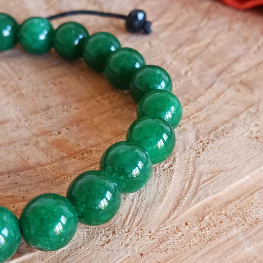 Closely associated with the heart chakra, jade promotes feelings of love, compassion, and self-love, connecting us to our higher selves and fostering a sense of unity with the world around us. Its spiritual properties also include confidence, acceptance, health, and the ability to resolve emotional or spiritual issues.