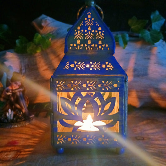This pretty oriental Lotus lantern is finished with a purple vintage look. It can either be free-standing or hung up. A tea light can be placed through the door on one of the sides.