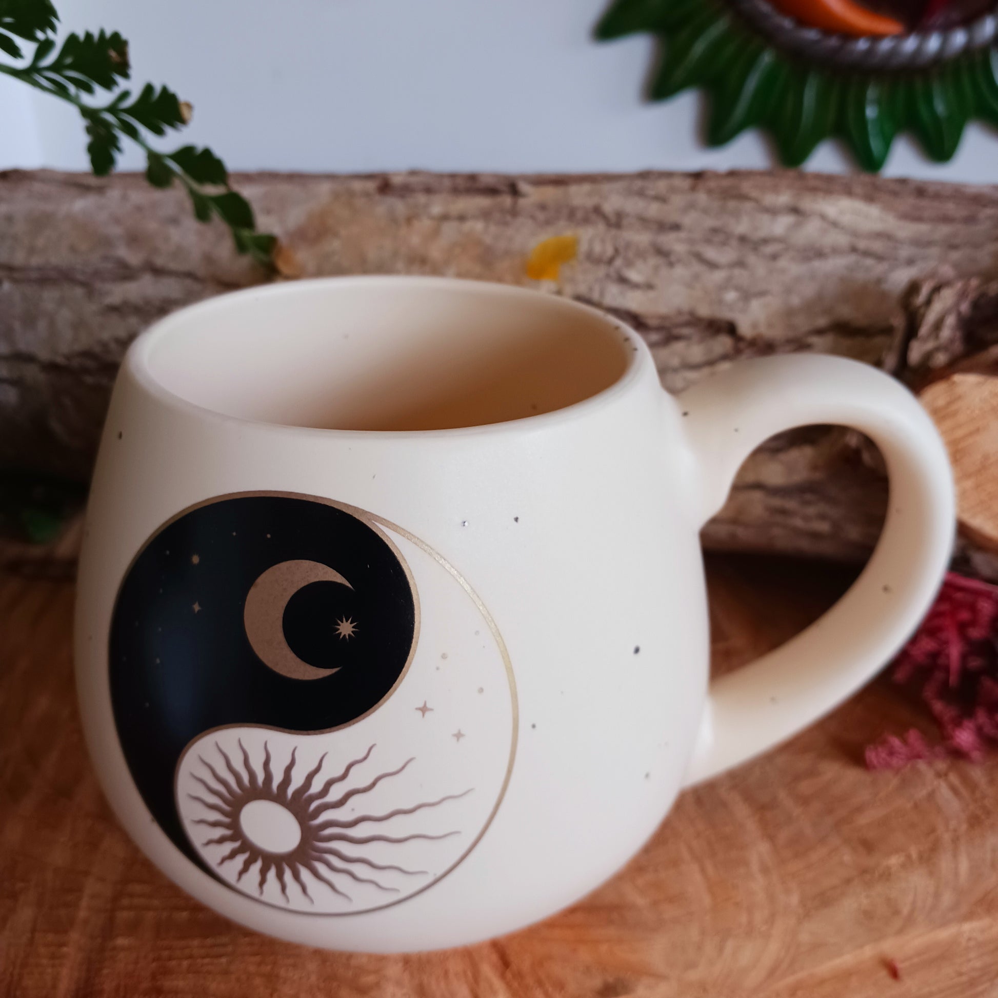 Start your day with a moment of zen with this lovely yin and yang mug. Symbolising the harmonious balance between opposites and featuring a sun and crescent moon design, this mug is both inspiring and beautiful.