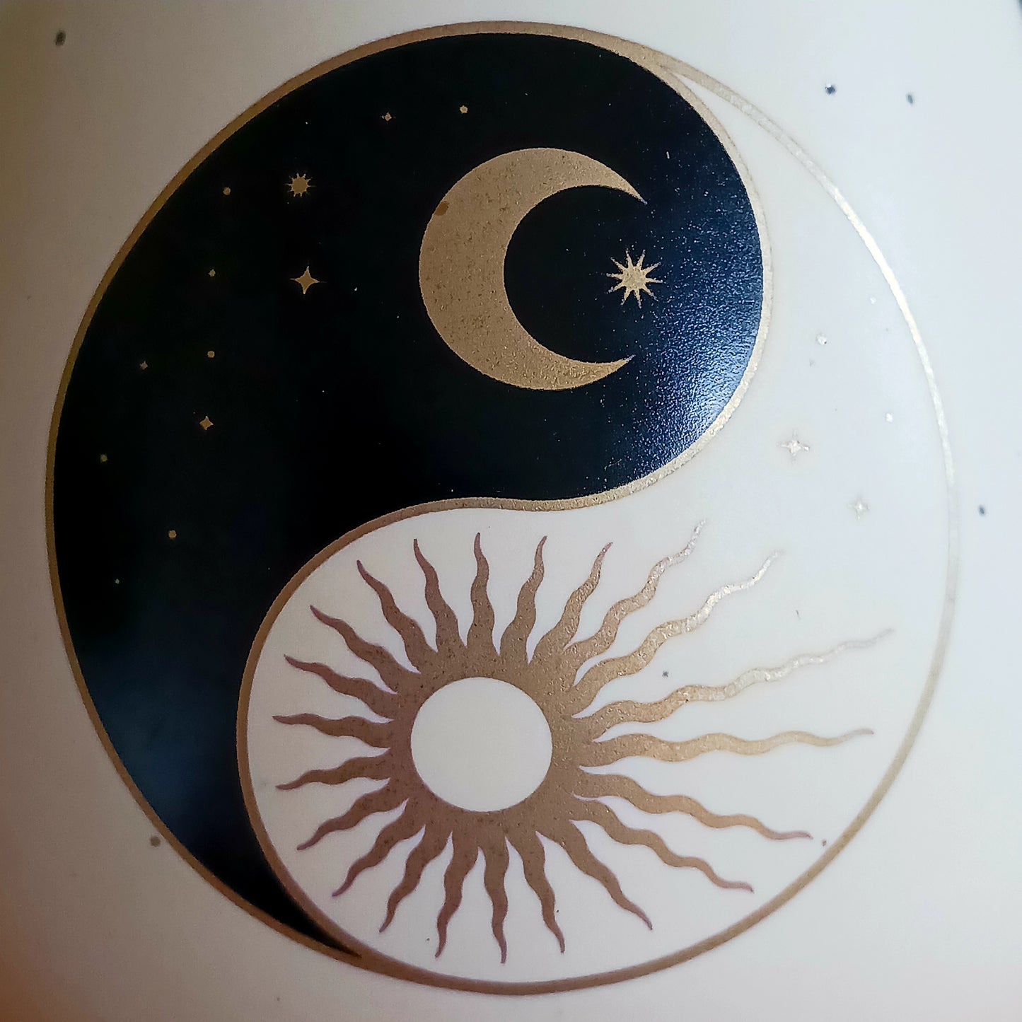 Start your day with a moment of zen with this lovely yin and yang mug. Symbolising the harmonious balance between opposites and featuring a sun and crescent moon design, this mug is both inspiring and beautiful.