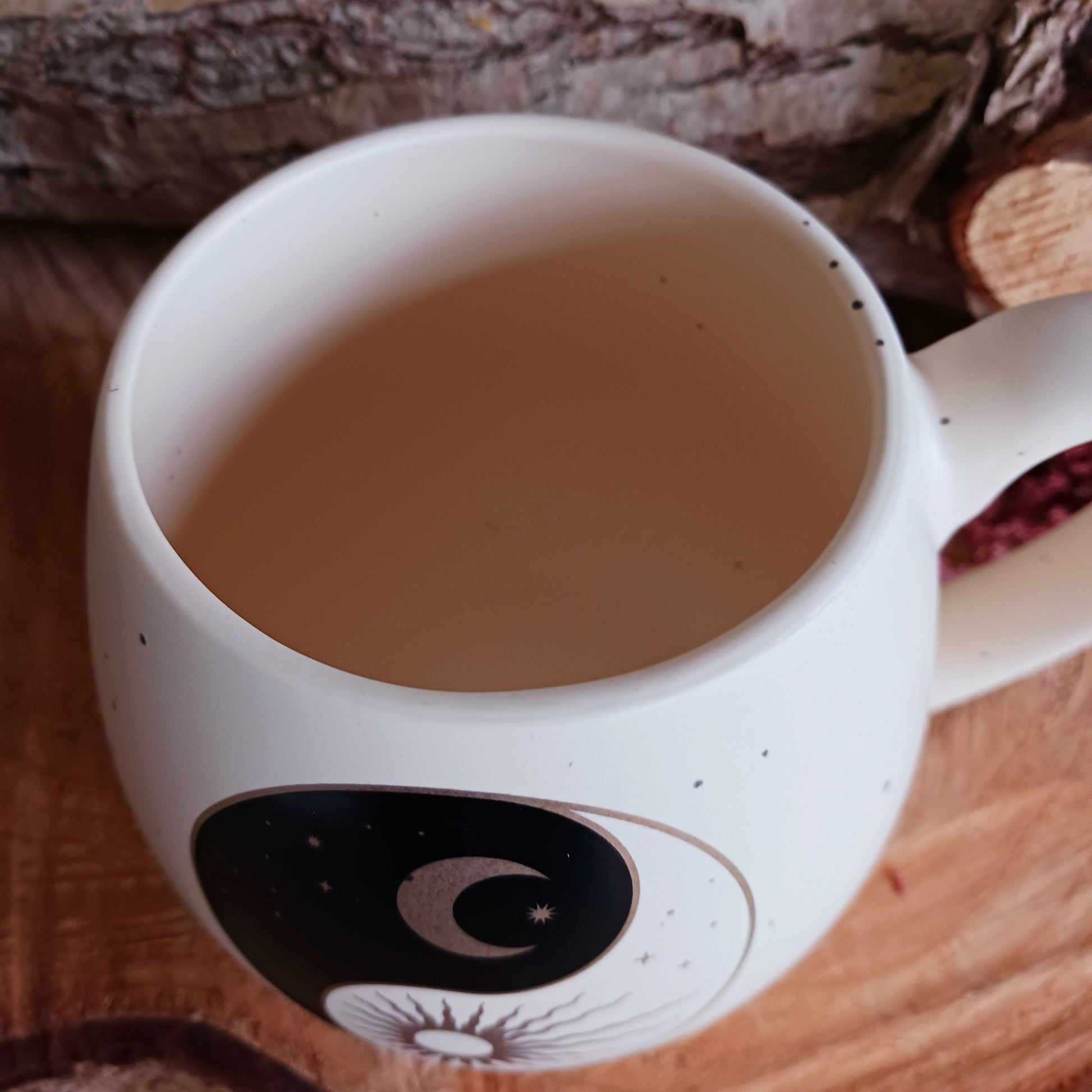 Start your day with a moment of zen with this lovely yin and yang mug. Symbolising the harmonious balance between opposites and featuring a sun and crescent moon design, this mug is both inspiring and beautiful.