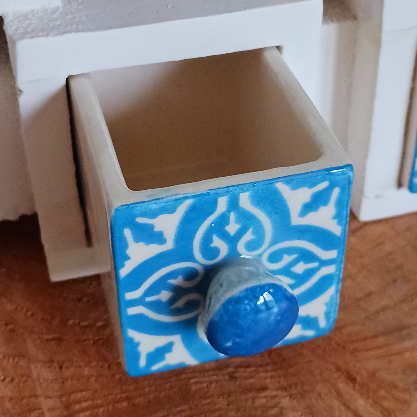 These attractive and unusual ceramic drawers are perfect for storing a hundred things! Spices, buttons, keys, trinkets, safety pins, haberdashery, knickknacks, all bits & bobs. The wood used is mango wood and the ceramic drawers are all hand painted.