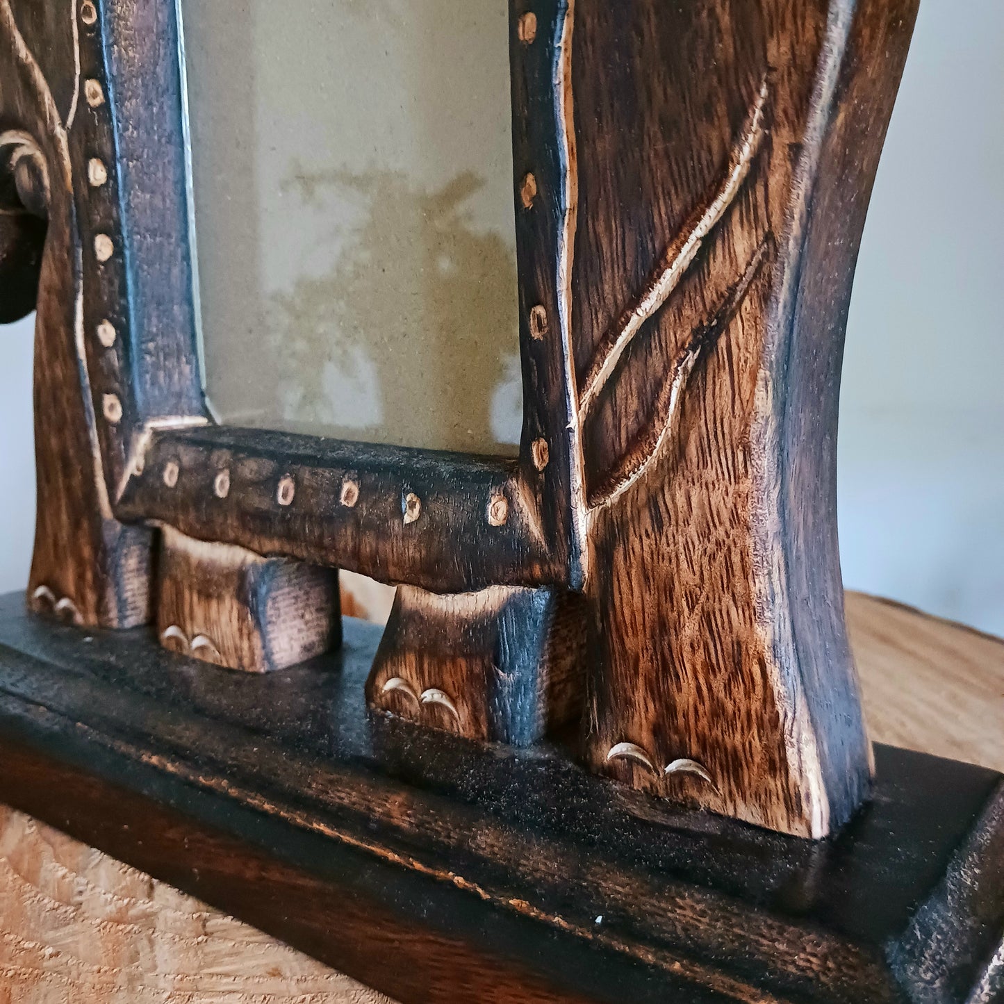This free-standing mango wood photo frame has been carved in a wonderful elephant shape design. The frame will fit 4 x 6" photos (10 x 15cm). Ideal as an eco-friendly gift, or to frame your own happy memories.