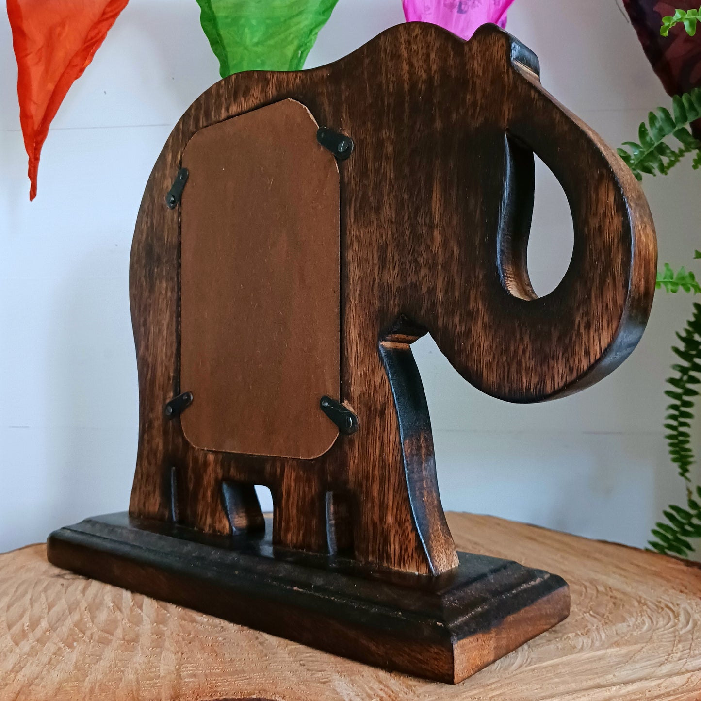 This free-standing mango wood photo frame has been carved in a wonderful elephant shape design. The frame will fit 4 x 6" photos (10 x 15cm). Ideal as an eco-friendly gift, or to frame your own happy memories.