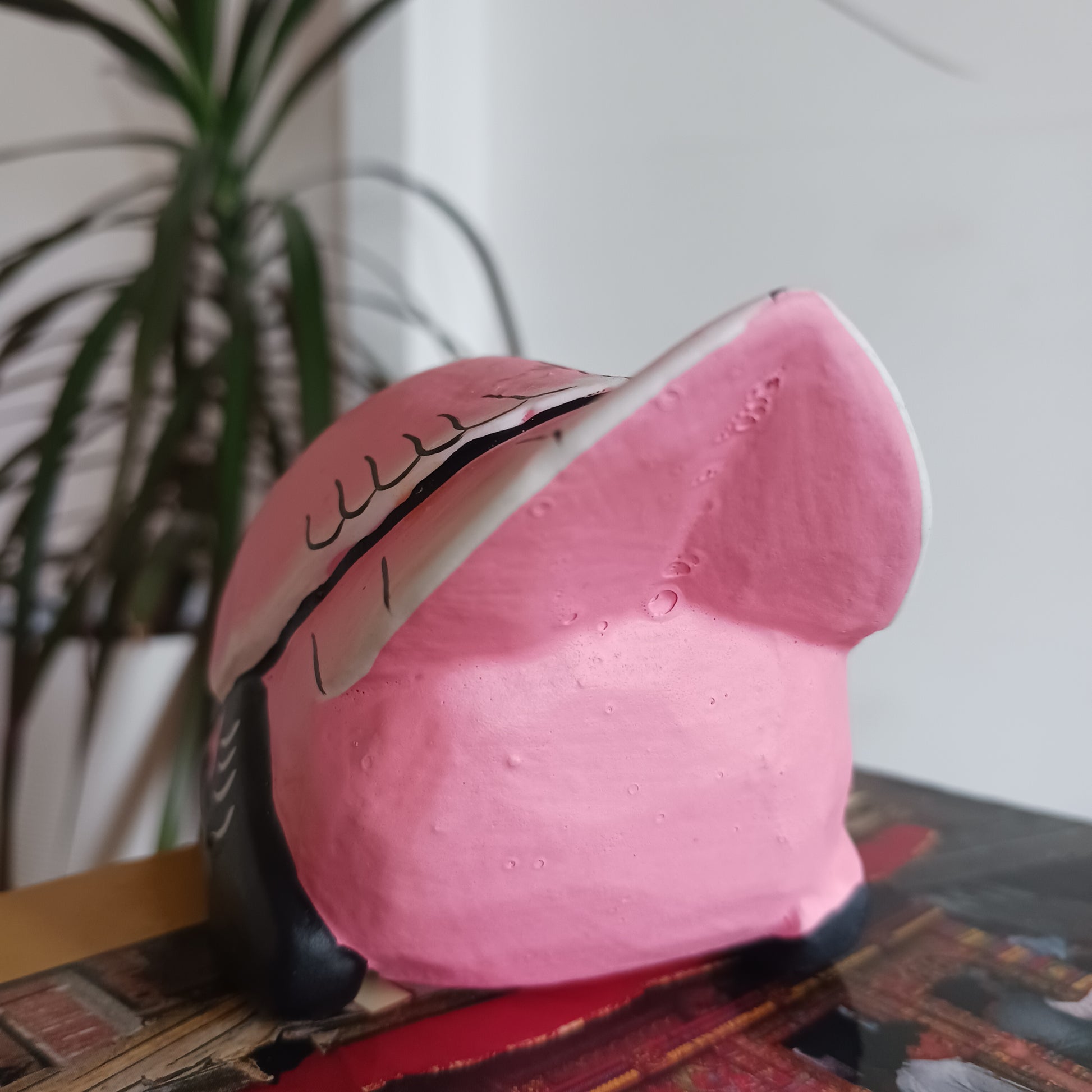 Exhibit this delightful handpainted flamingo on a shelf or your desk for a very bright and colourful display. Made using Albesia wood which is fast growing and sustainable.