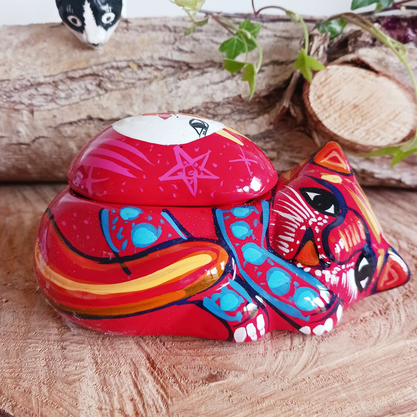 This colourful kitty is the purfect little trinket box to store your treasures and jewellery, or to give as a little gift.& It's been hand painted in a style traditional to Xalitla, a region of Guerrero, Mexico.