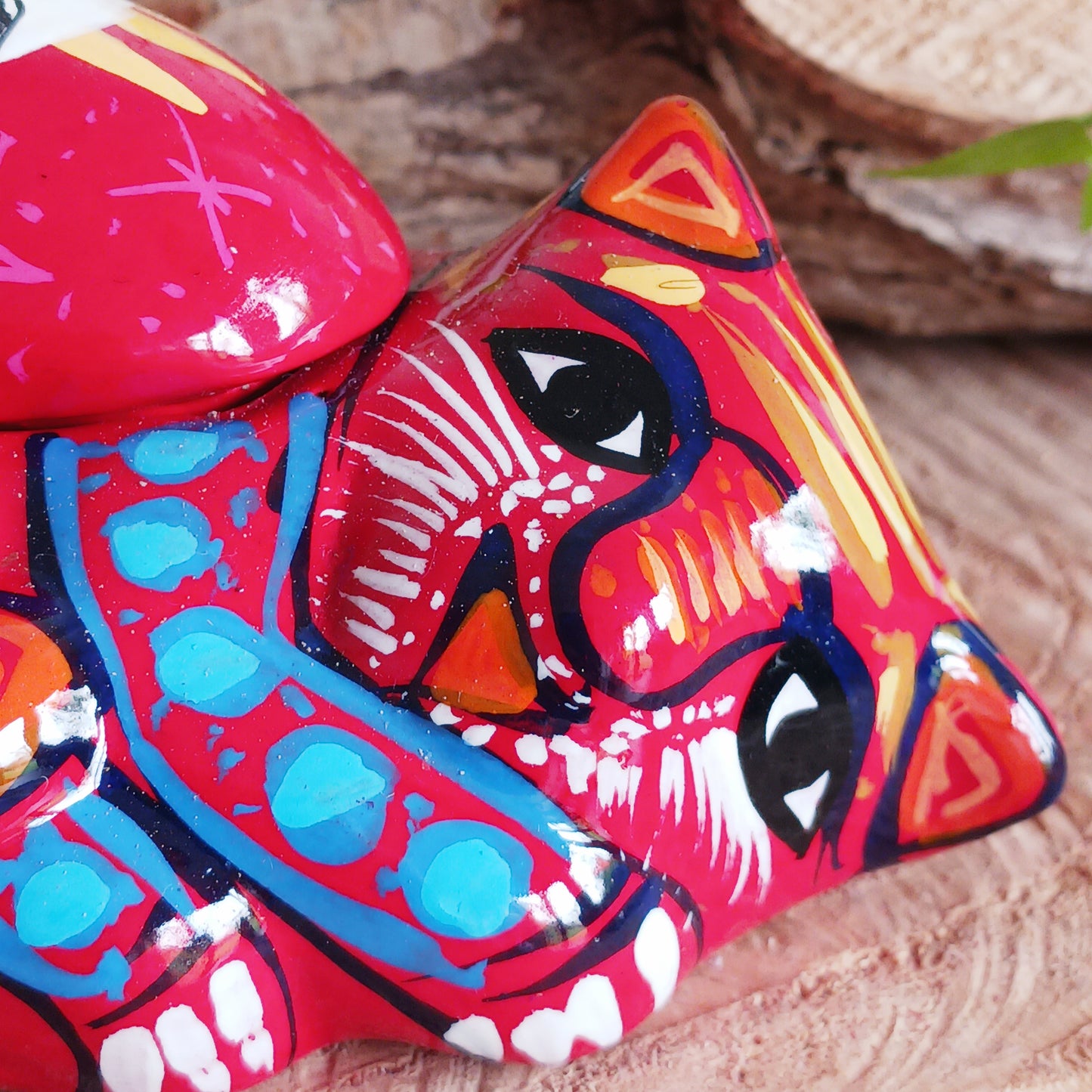 This colourful kitty is the purfect little trinket box to store your treasures and jewellery, or to give as a little gift.& It's been hand painted in a style traditional to Xalitla, a region of Guerrero, Mexico.